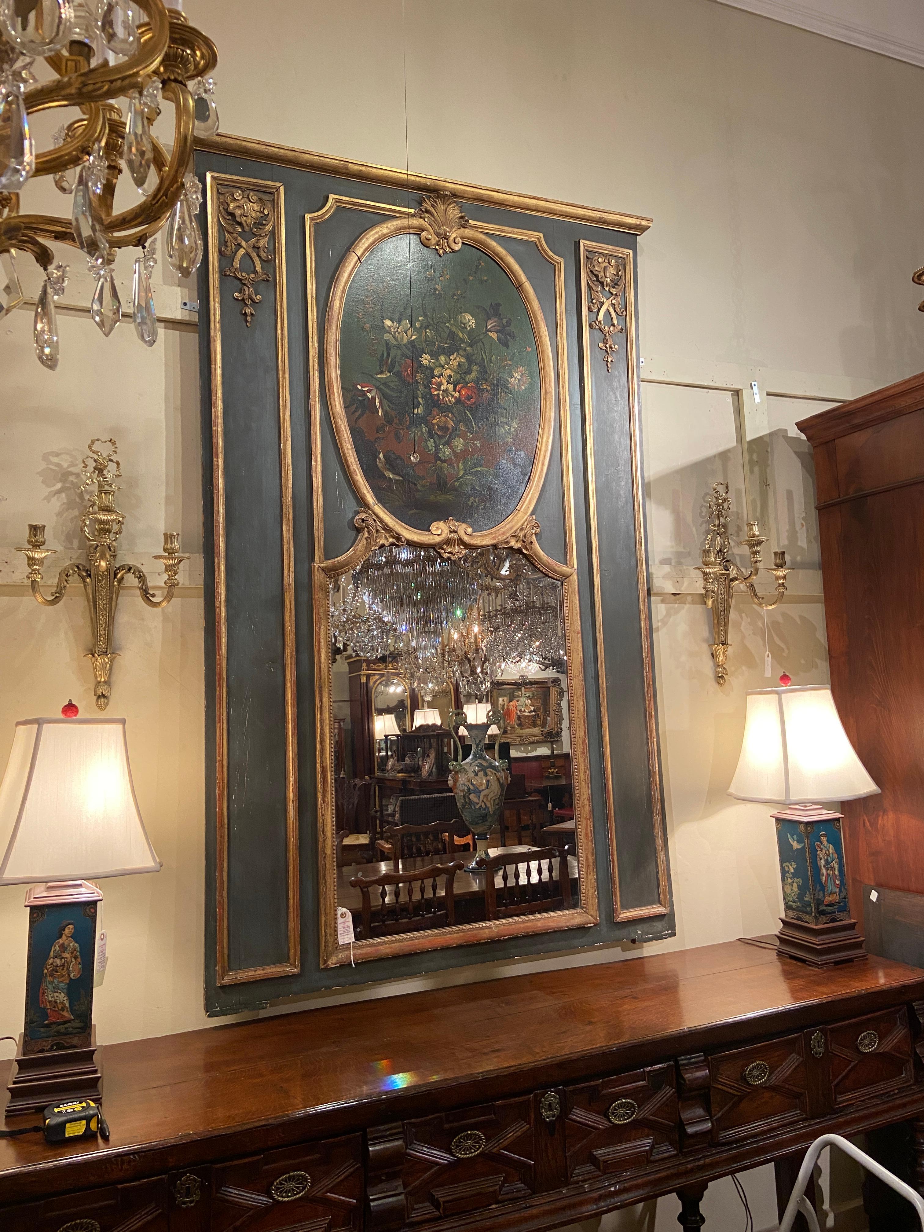Miroir Trumeau français ancien en bois sculpté et doré avec peinture datant d'environ 1890 à 1910 en vente 1