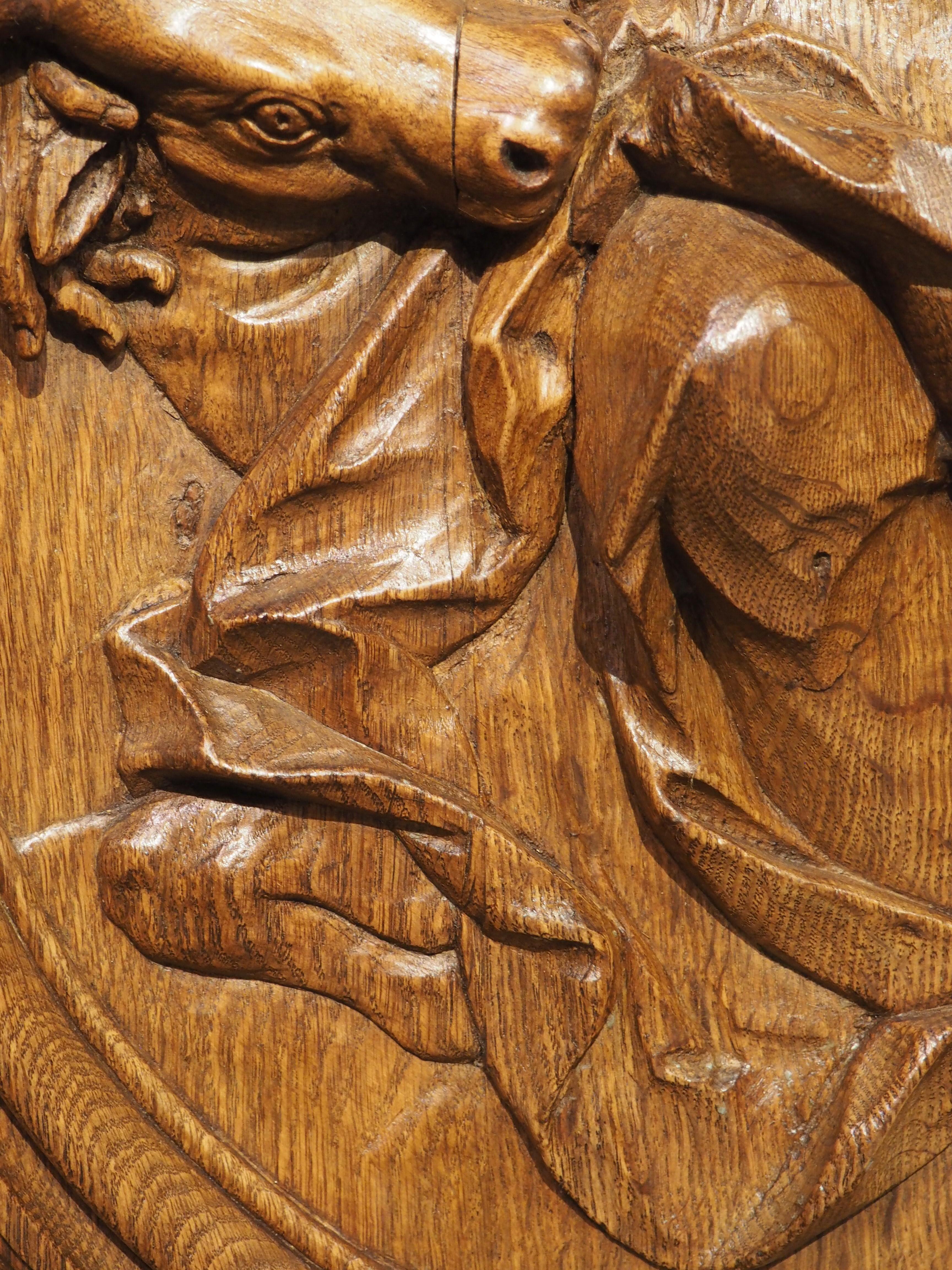 Antike französische geschnitzte und eingeschnittene Basrelief-Plakette des Heiligen Lukas aus Eiche, um 1720 im Zustand „Gut“ im Angebot in Dallas, TX