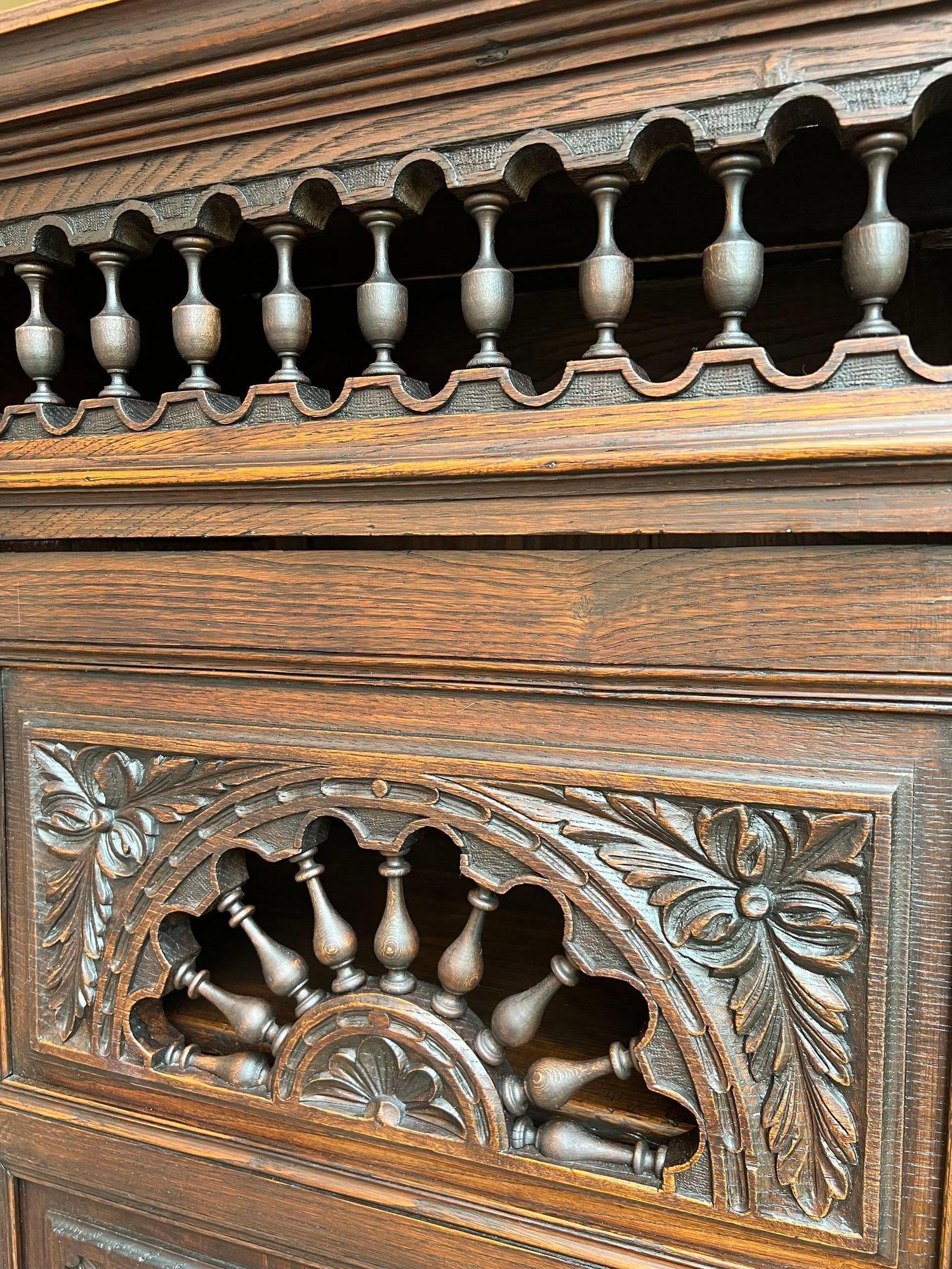Antiker französischer geschnitzter Bonnetiere-Schrank, Bretagne, Breton, Schiffs Spindel 8