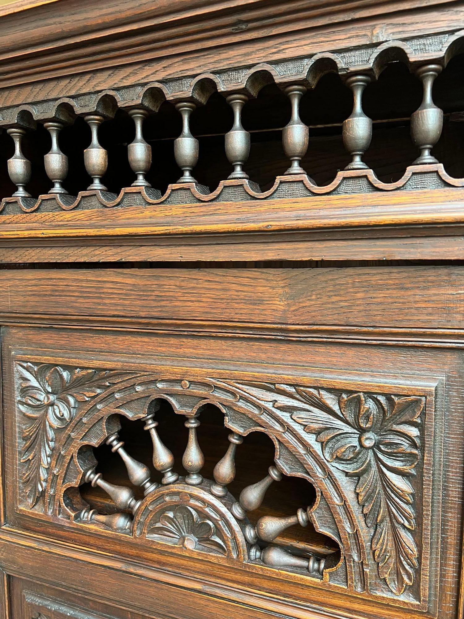 Ancienne armoire Bonnetiere française sculptée en forme de fuseau de bateau Bretagne en vente 7