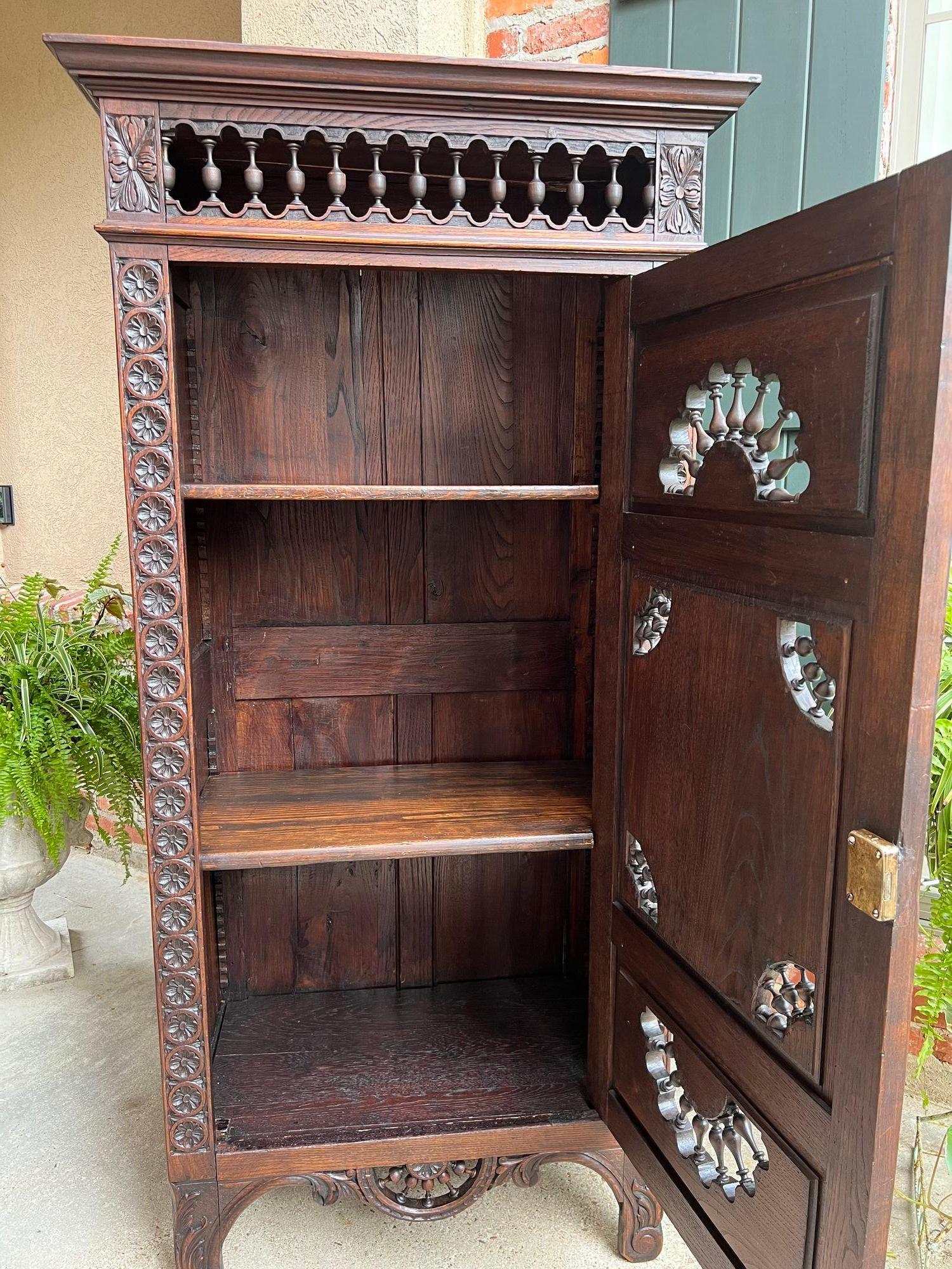 Ancienne armoire Bonnetiere française sculptée en forme de fuseau de bateau Bretagne en vente 9