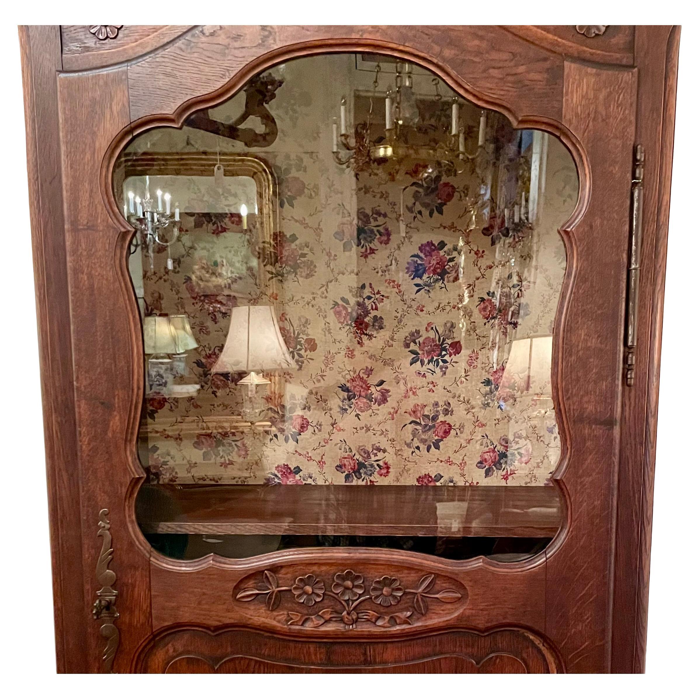 Français Ancienne armoire Bonnetiere française sculptée avec façade en verre, vers 1895-1910. en vente