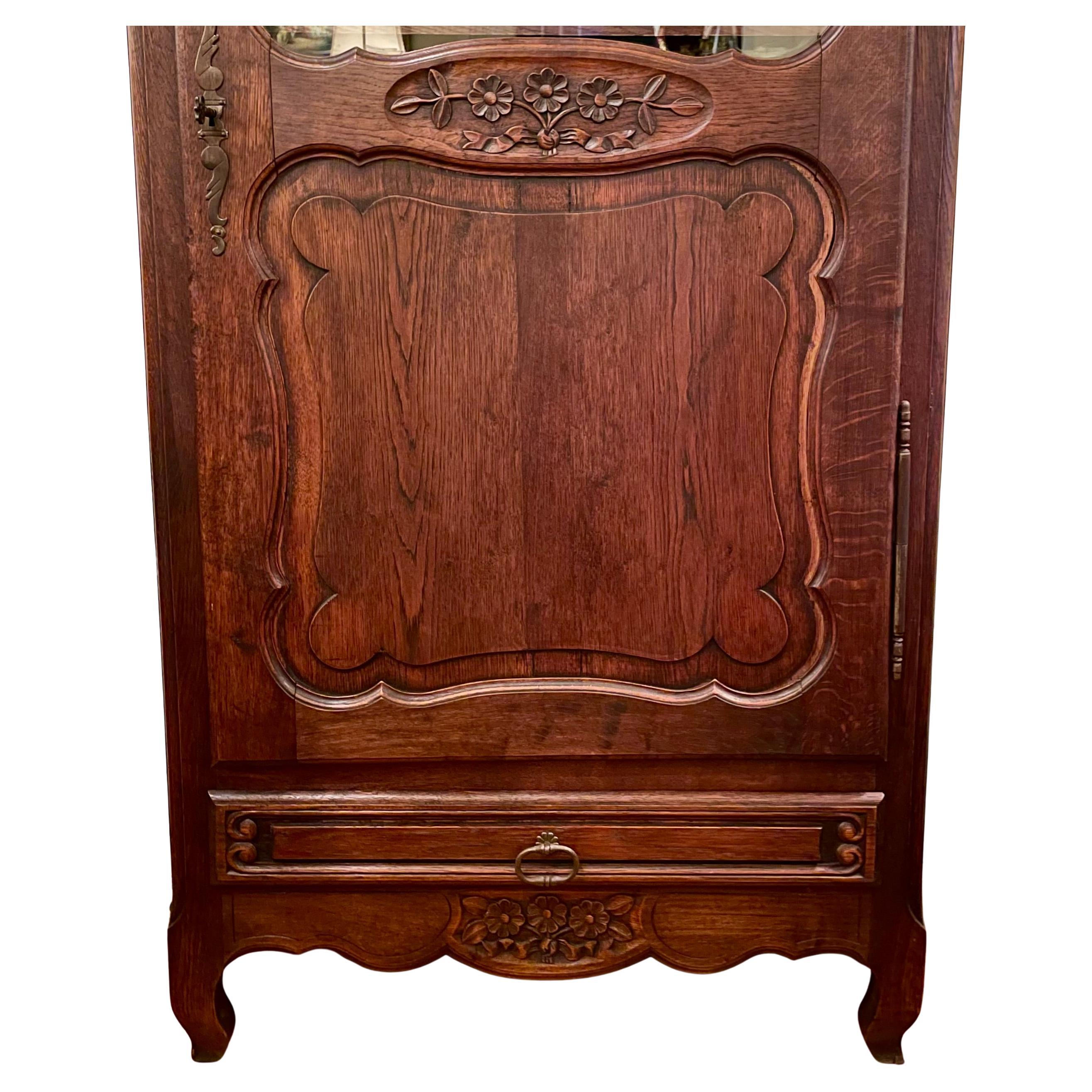 Ancienne armoire Bonnetiere française sculptée avec façade en verre, vers 1895-1910. Bon état - En vente à New Orleans, LA