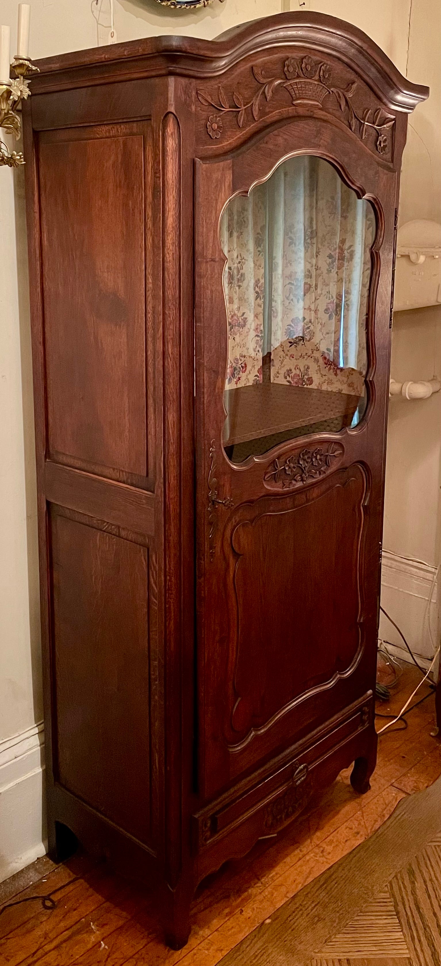 20ième siècle Ancienne armoire Bonnetiere française sculptée avec façade en verre, vers 1895-1910. en vente