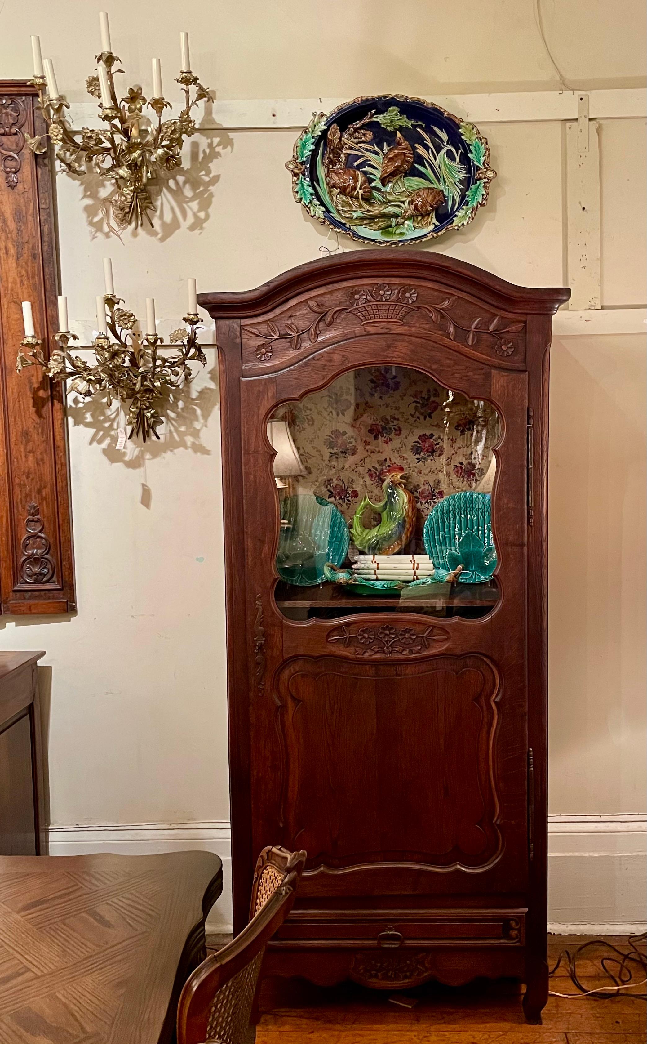 Verre Ancienne armoire Bonnetiere française sculptée avec façade en verre, vers 1895-1910. en vente