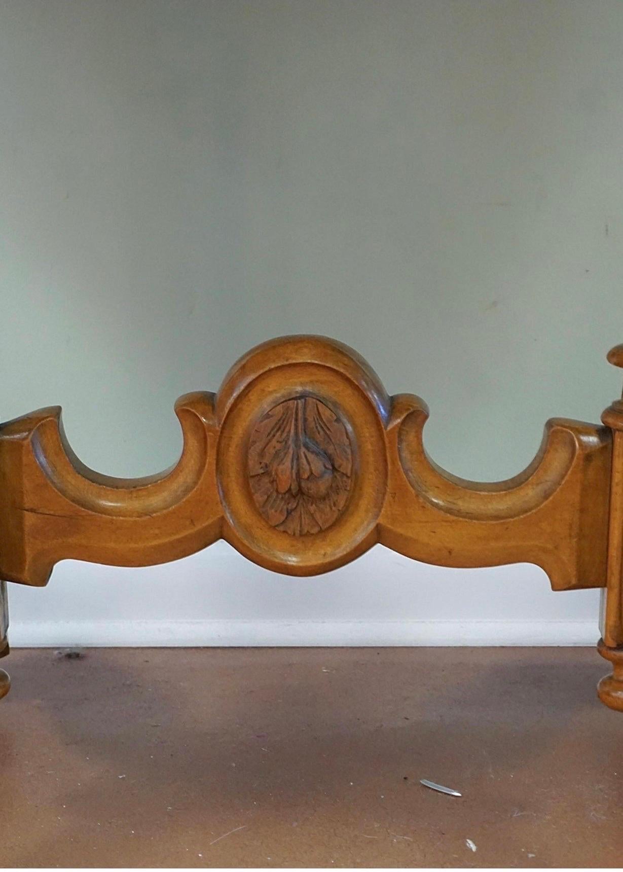 Antike Französisch geschnitzt Burl Walnuss ovalen Tisch (19. Jahrhundert) im Angebot
