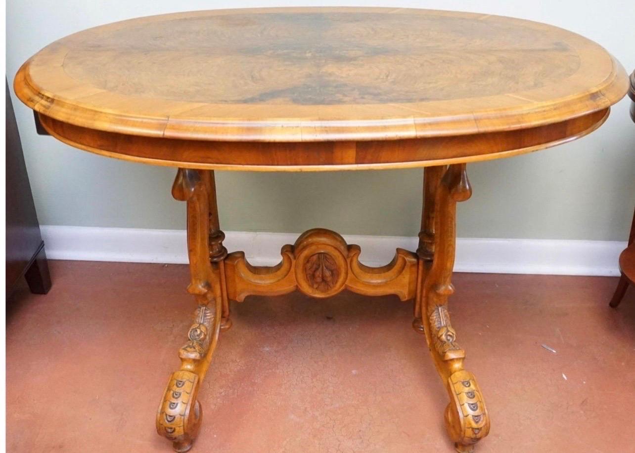 Noyer Ancienne table ovale en ronce de noyer sculptée française en vente