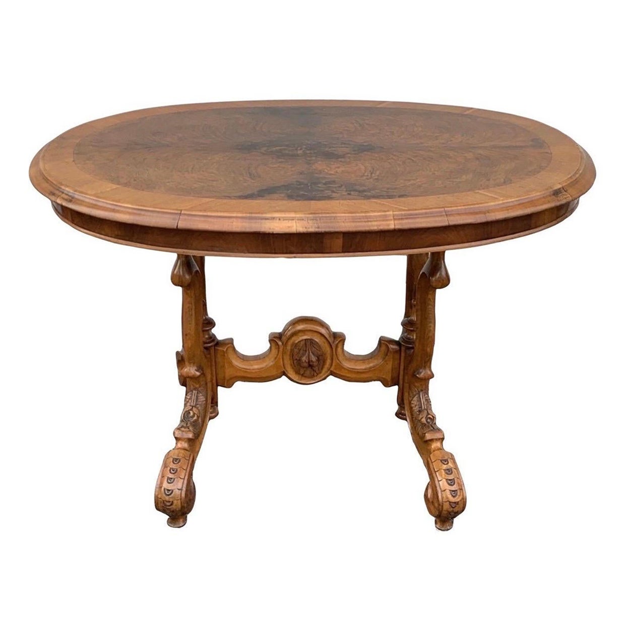 Ancienne table ovale en ronce de noyer sculptée française