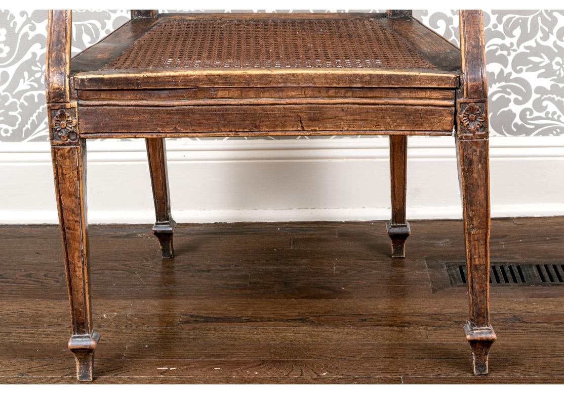 Ancienne chaise à accoudoir française sculptée à assise cannée en vente 2