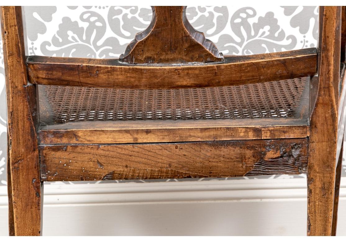 Ancienne chaise à accoudoir française sculptée à assise cannée en vente 3