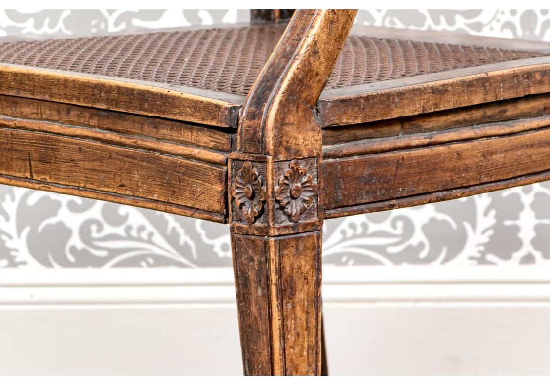 Ancienne chaise à accoudoir française sculptée à assise cannée en vente 5