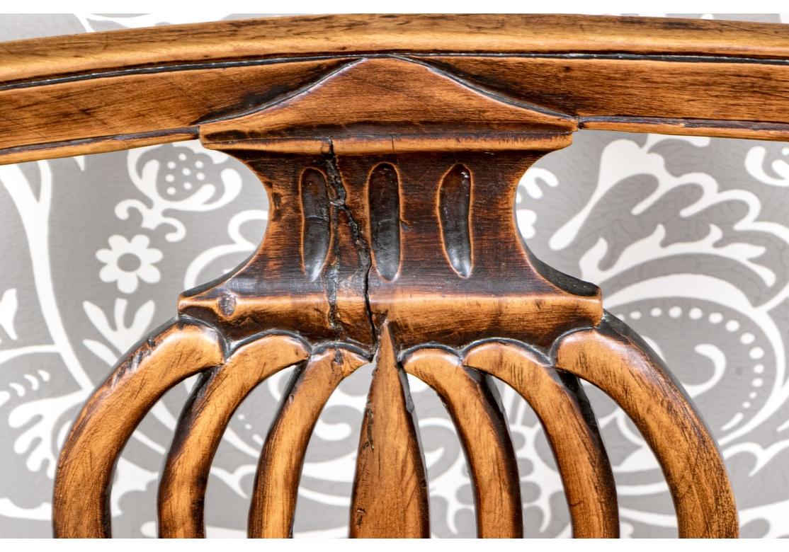 Ancienne chaise à accoudoir française sculptée à assise cannée en vente 8