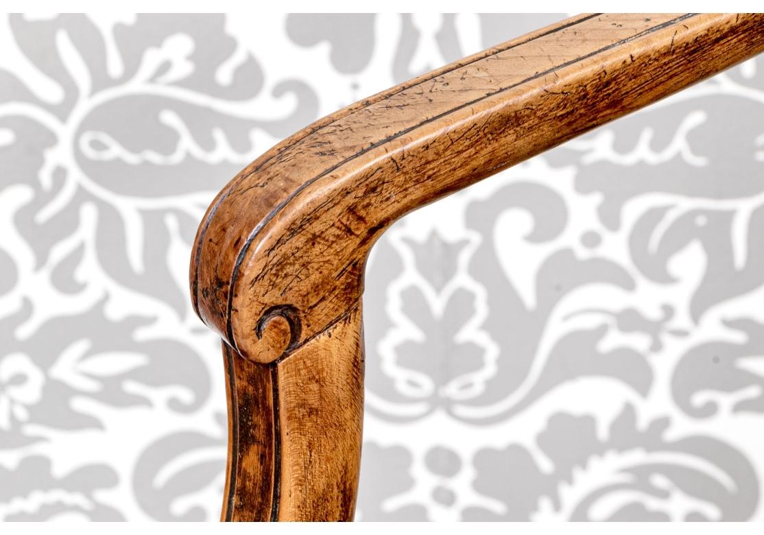Néoclassique Ancienne chaise à accoudoir française sculptée à assise cannée en vente