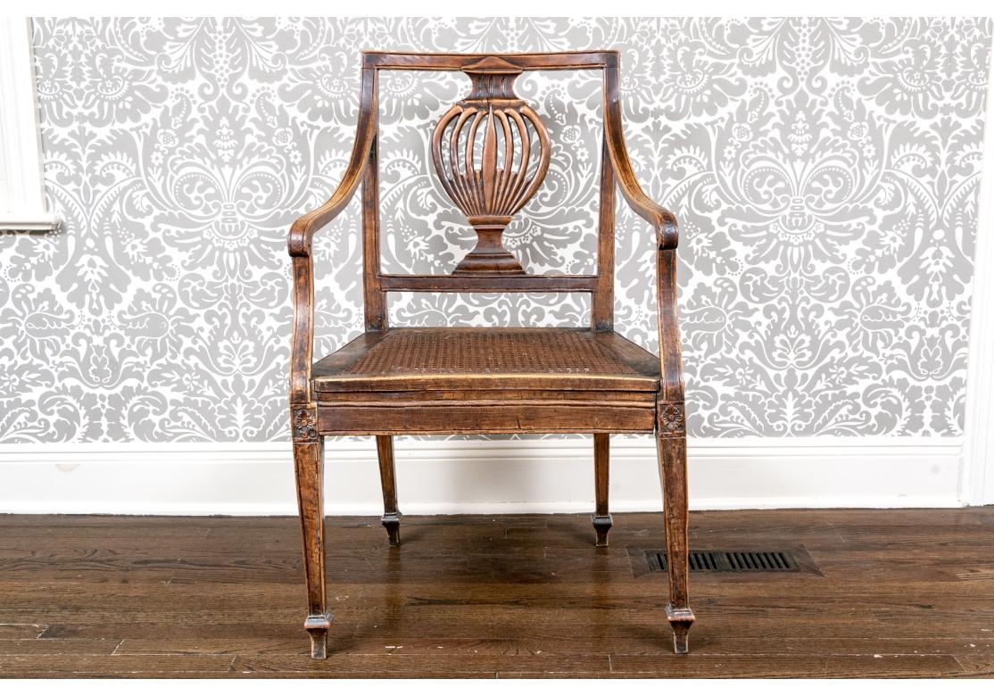 Français Ancienne chaise à accoudoir française sculptée à assise cannée en vente