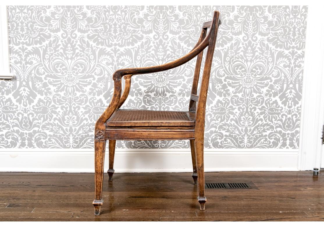 Sculpté Ancienne chaise à accoudoir française sculptée à assise cannée en vente