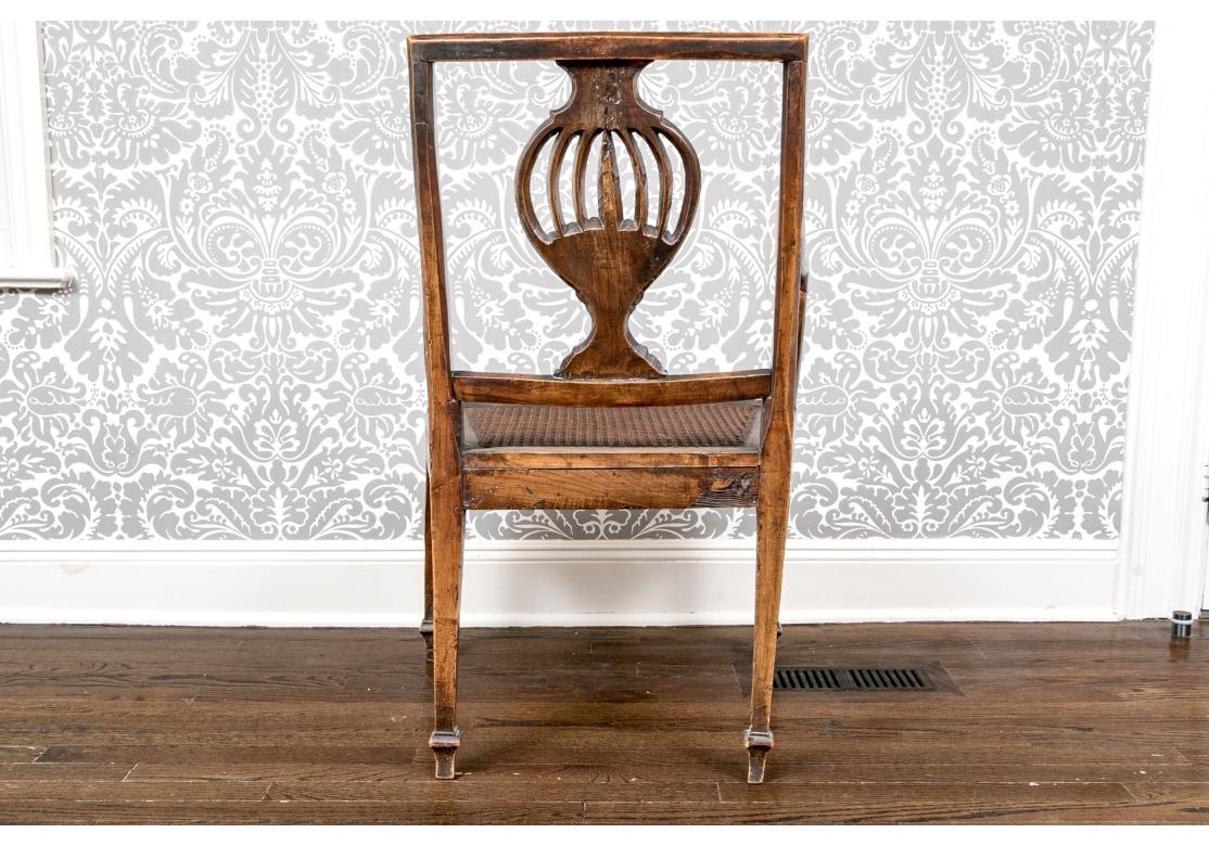 Ancienne chaise à accoudoir française sculptée à assise cannée Abîmé - En vente à Bridgeport, CT