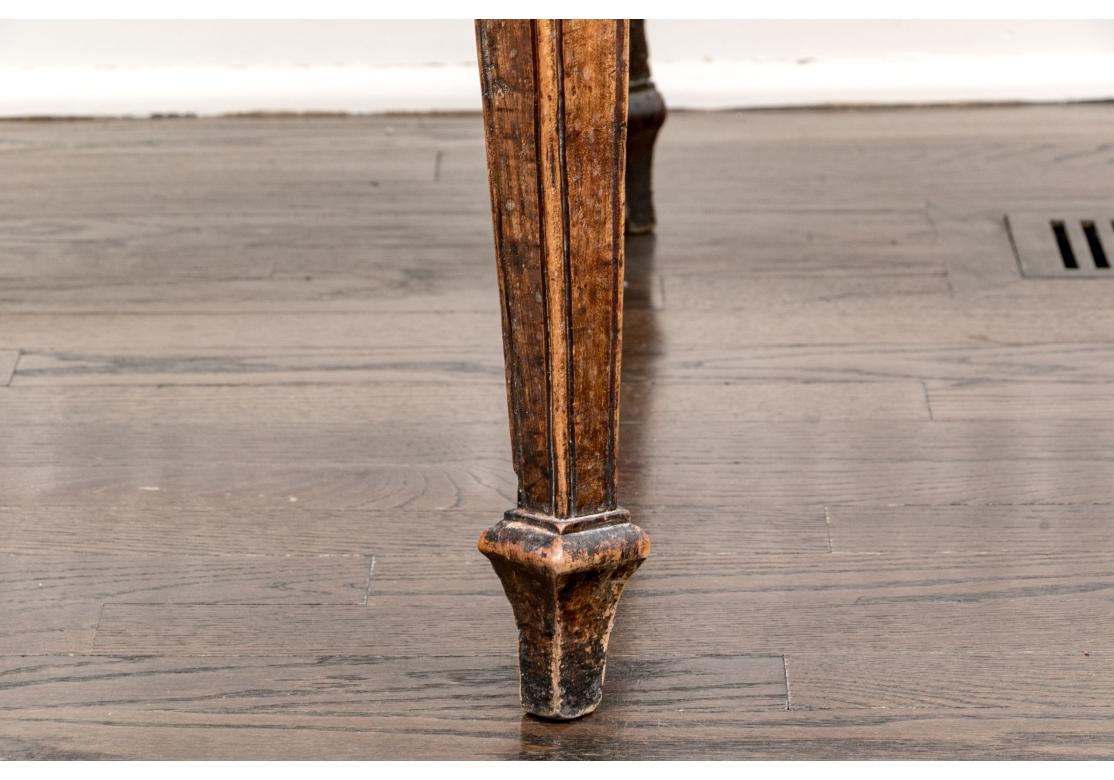 Ancienne chaise à accoudoir française sculptée à assise cannée en vente 1