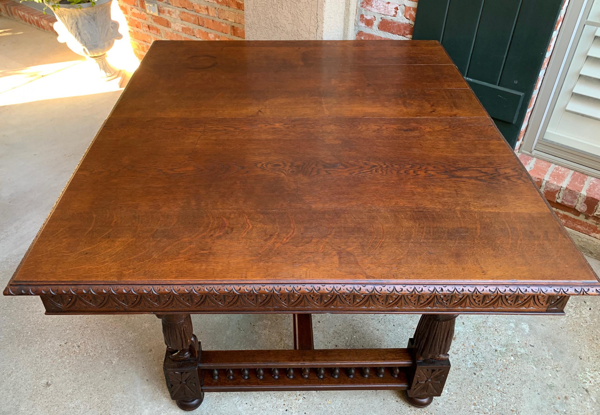 Début du 20ème siècle Table de salle à manger française ancienne sculptée:: bretonne:: à rallonge:: carrée en chêne foncé
