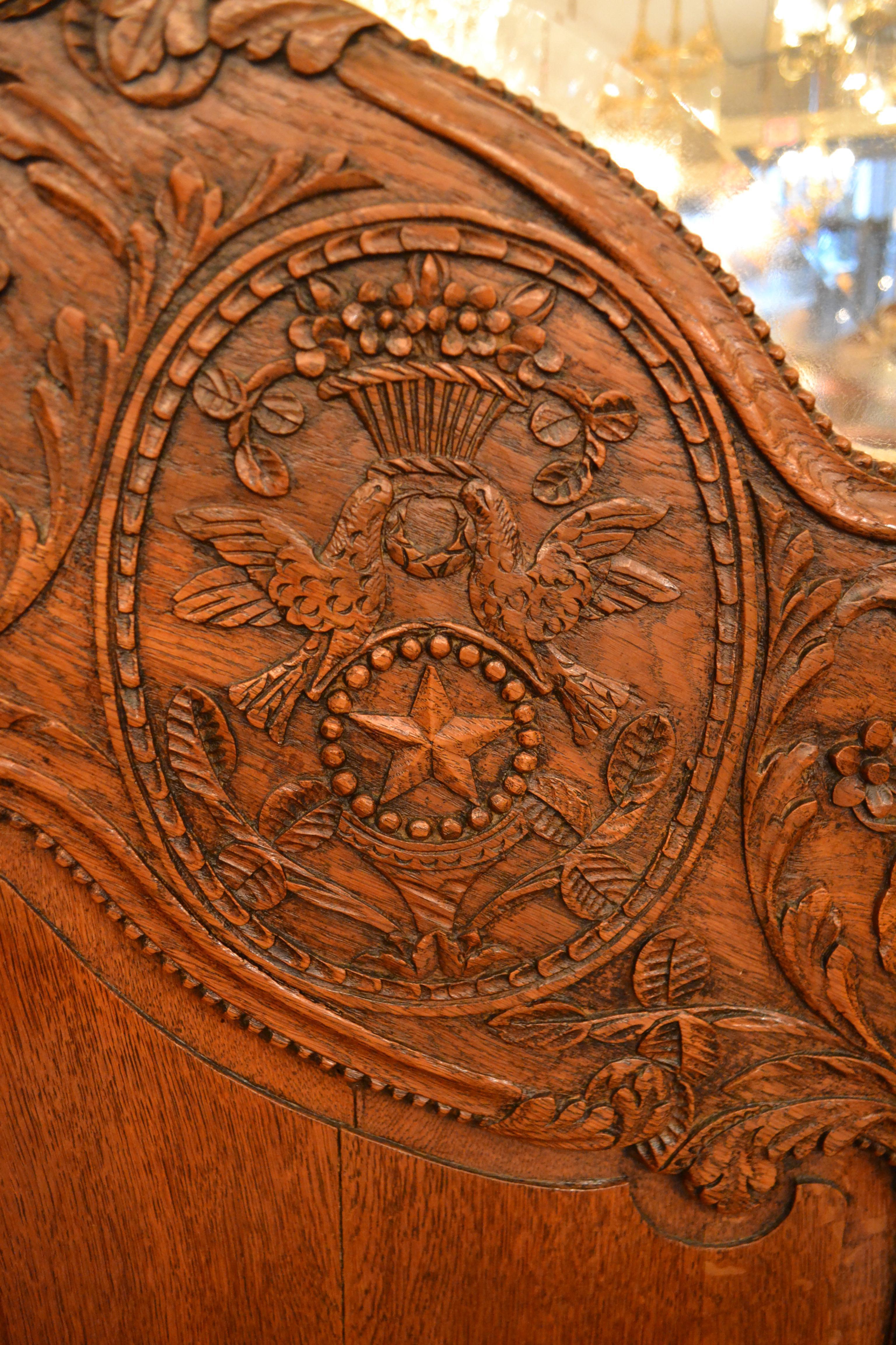 Orme Ancienne armoire française en orme sculpté avec portes en miroir biseautées en vente