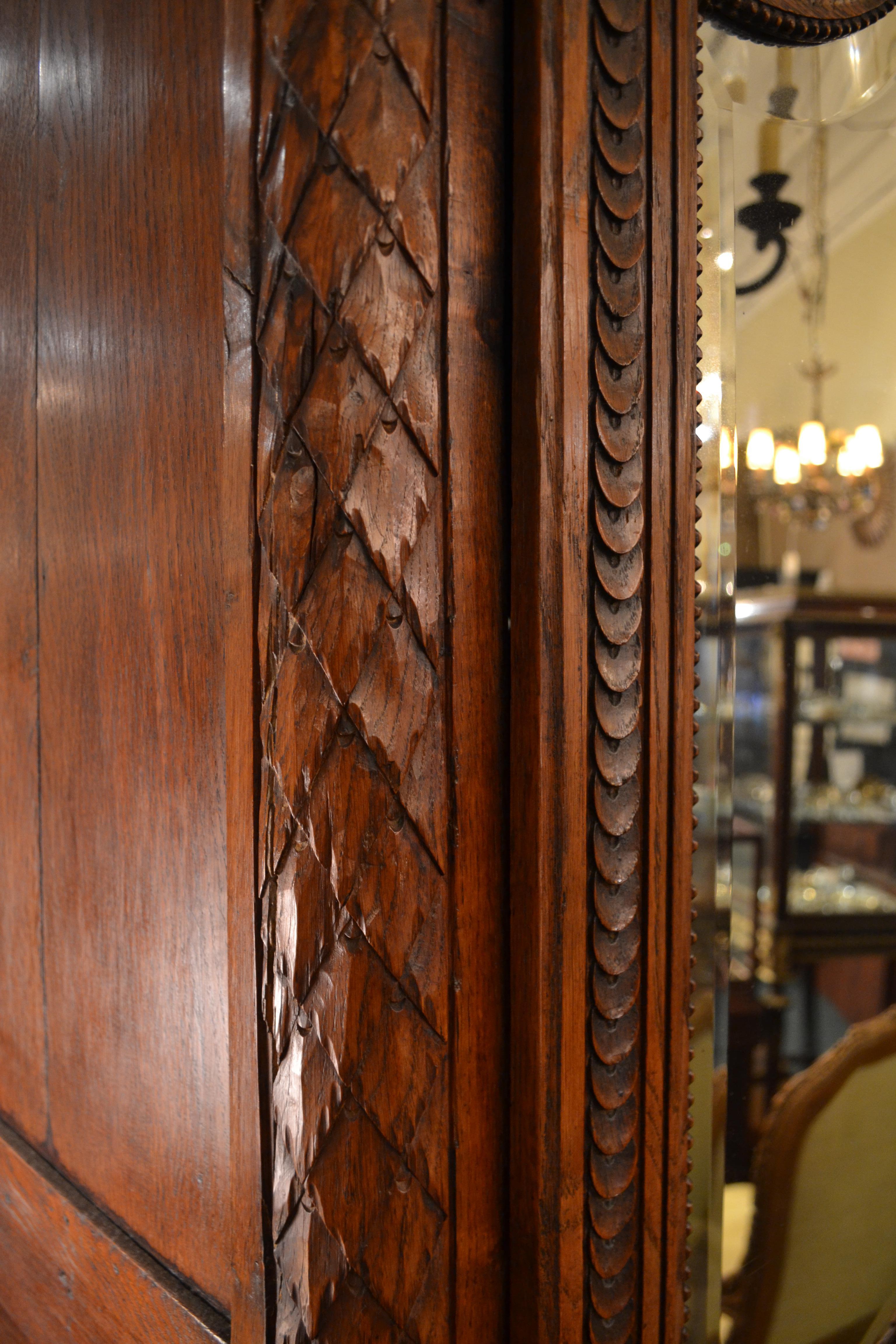 Ancienne armoire française en orme sculpté avec portes en miroir biseautées en vente 1