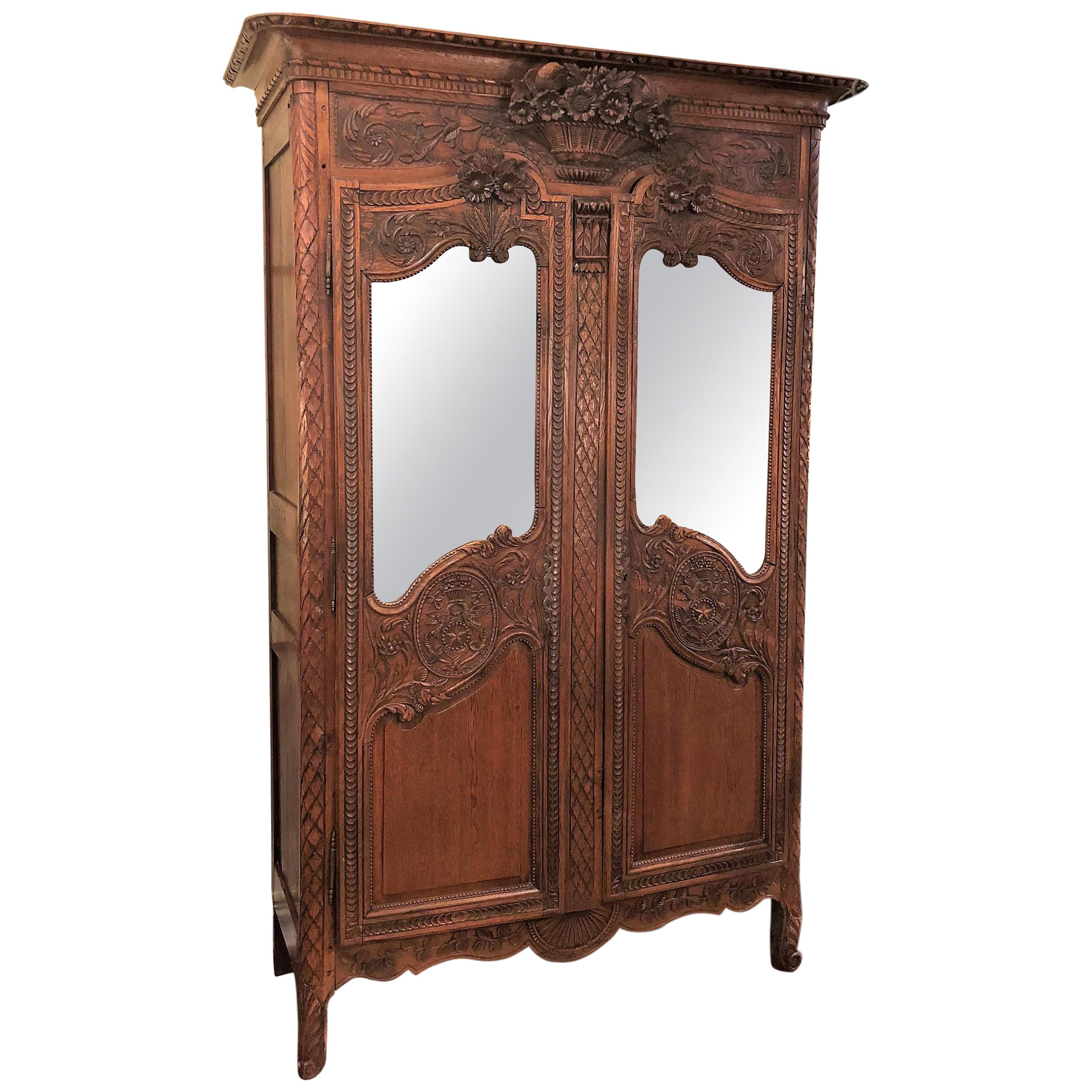 Ancienne armoire française en orme sculpté avec portes en miroir biseautées en vente