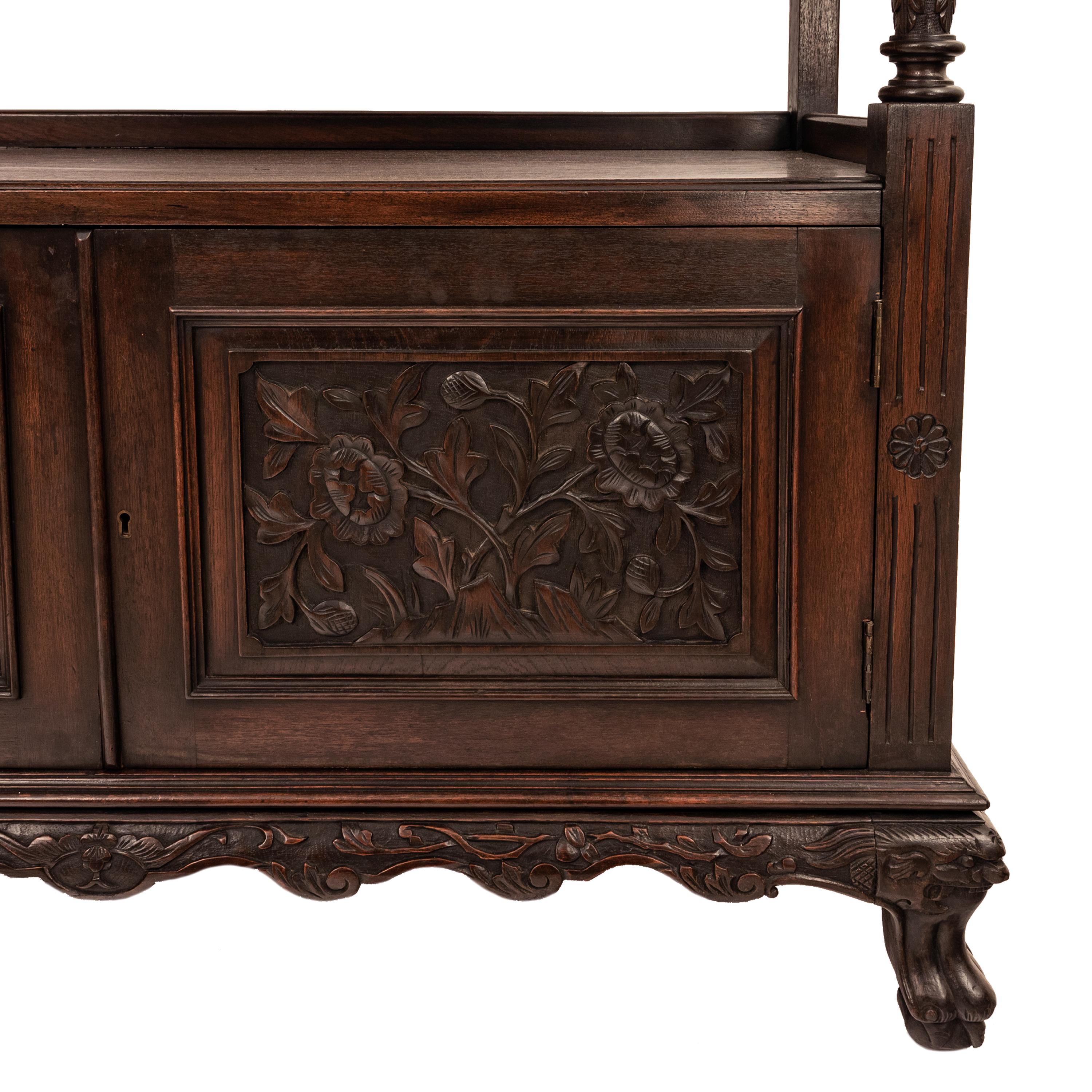 Fin du XIXe siècle Buffet en forme d'étagère sculpté, style chinoiserie japonaise, 1875 en vente