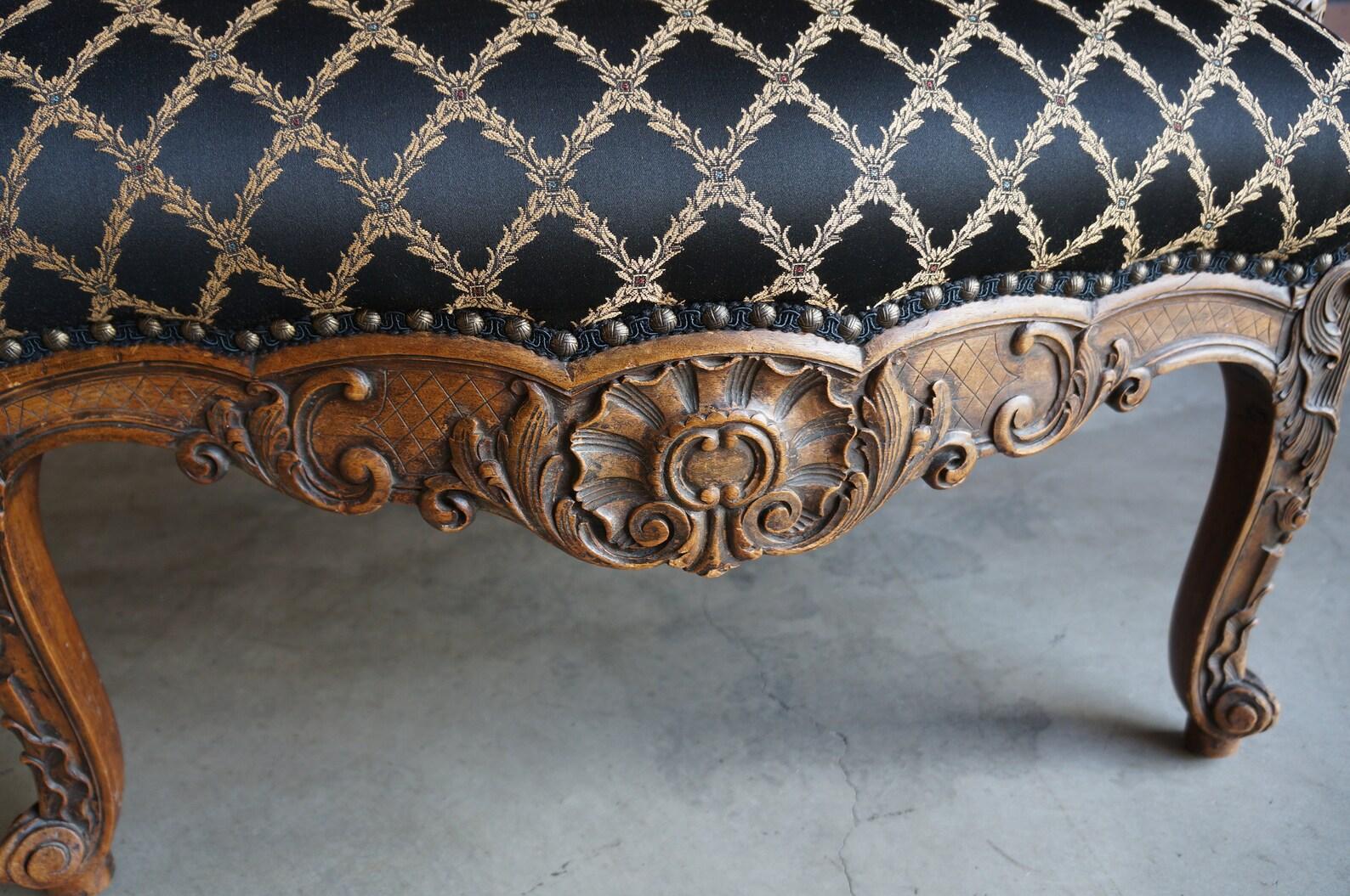 Provincial français Ancienne chaise à accoudoir française à structure sculptée et tapissée en vente