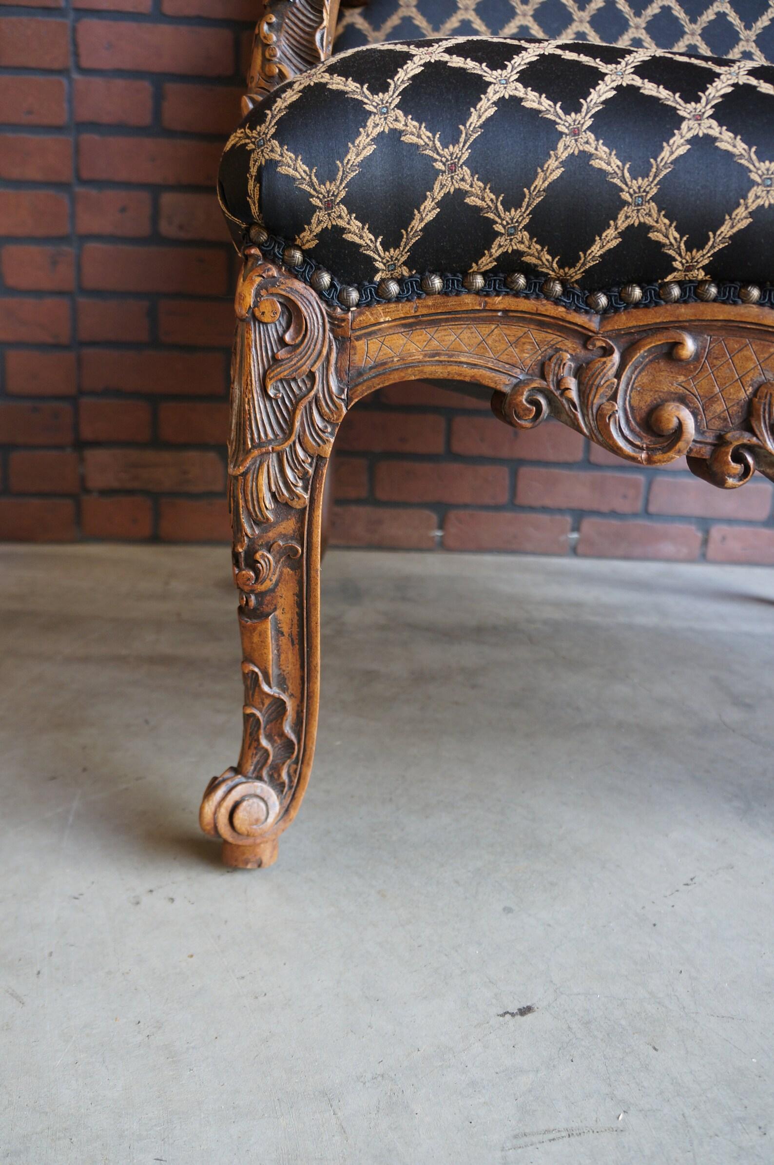 Français Ancienne chaise à accoudoir française à structure sculptée et tapissée en vente