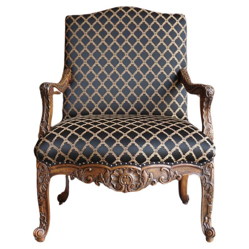 Ancienne chaise à accoudoir française à structure sculptée et tapissée en vente