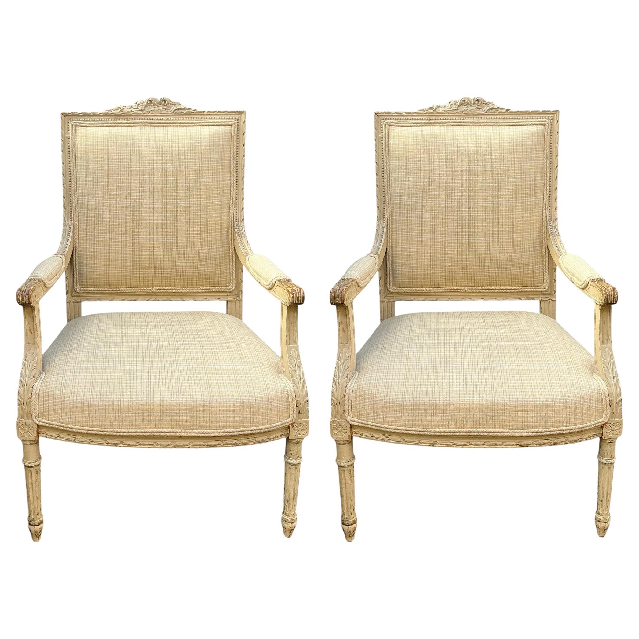Un'eleganza senza tempo! Si tratta di una coppia di sedie bergere francesi in stile Luigi XVI rivestite in un lino neutro che si coordina con le cornici dipinte. La vernice sembra essere originale e presenta una certa usura dovuta all'età. Sono
