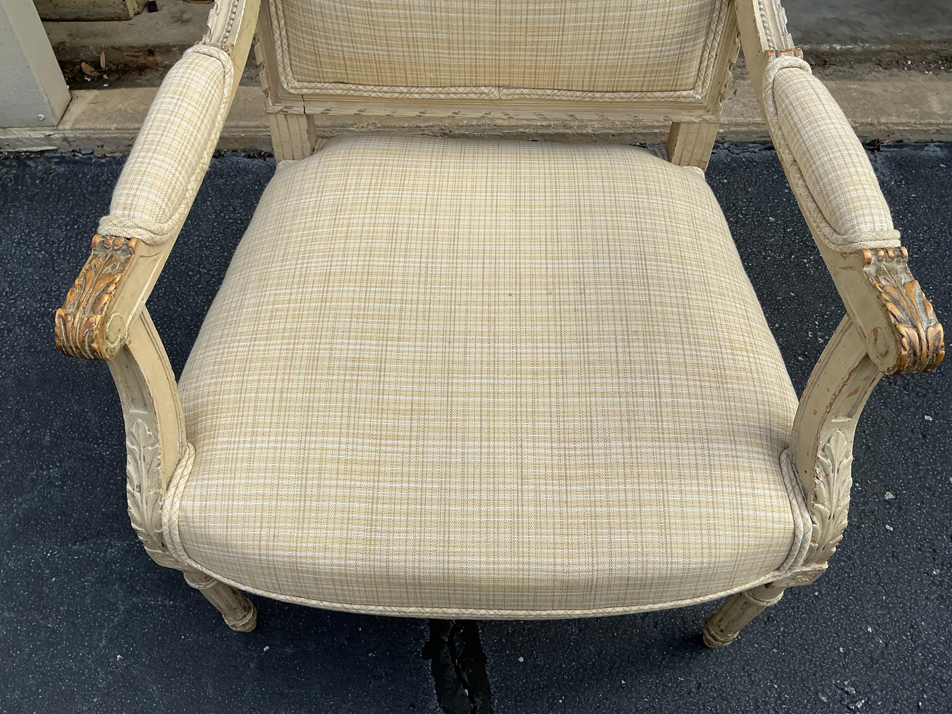 Antique French in legno intagliato stile Luigi XVI con bergere in lino neutro - Coppia In condizioni buone in vendita a Kennesaw, GA