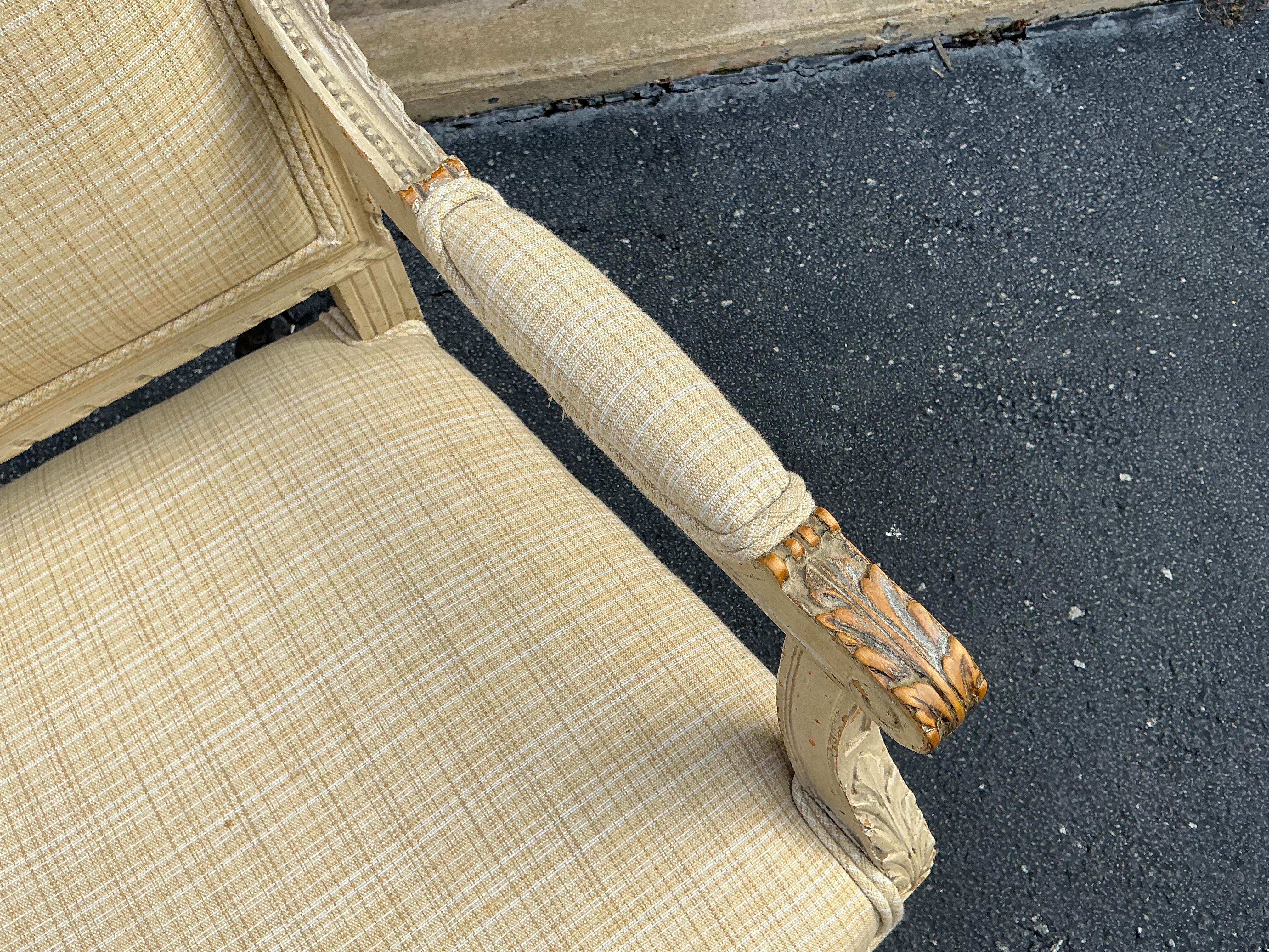 XIX secolo Antique French in legno intagliato stile Luigi XVI con bergere in lino neutro - Coppia in vendita