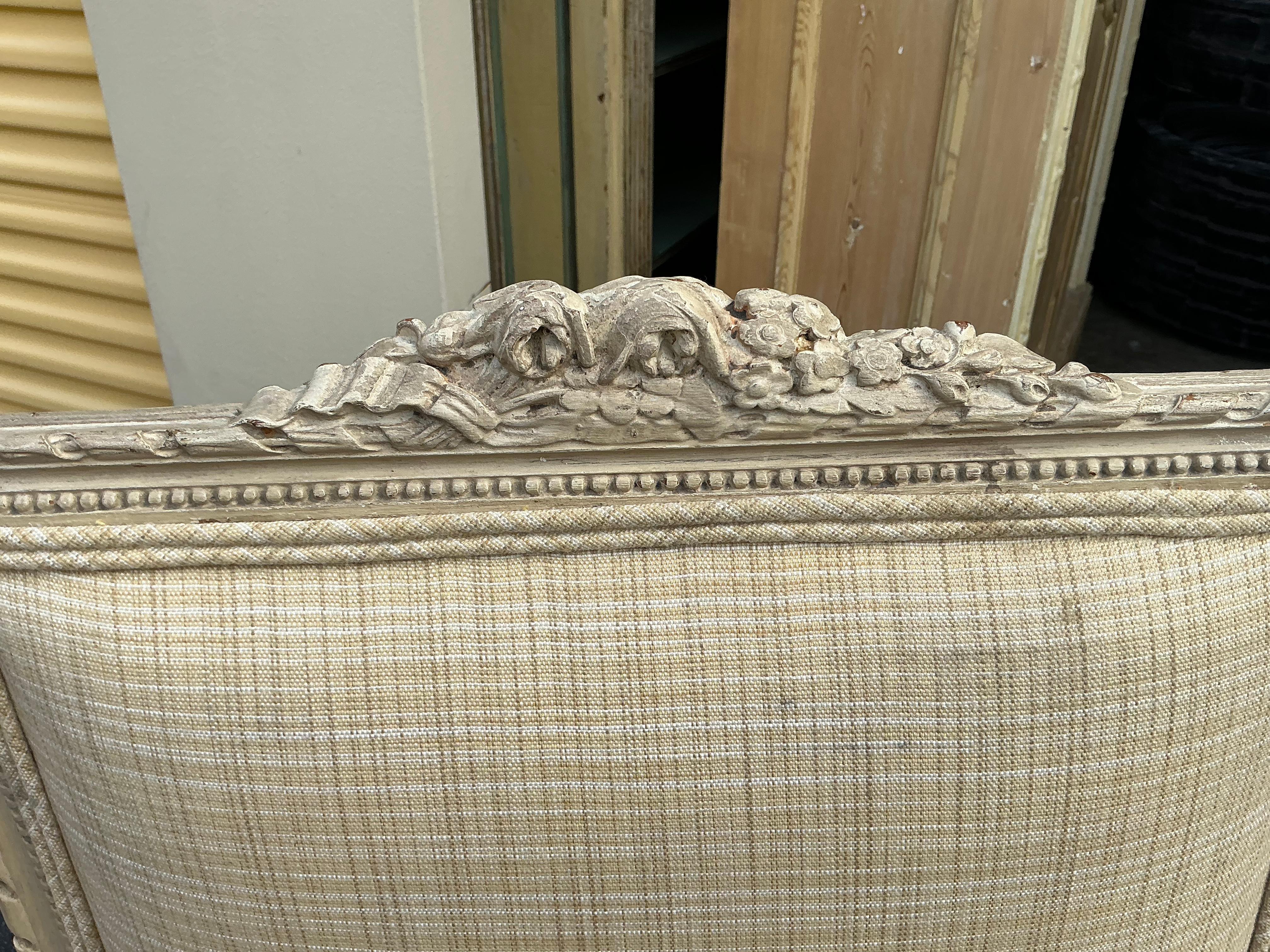 Tappezzeria Antique French in legno intagliato stile Luigi XVI con bergere in lino neutro - Coppia in vendita