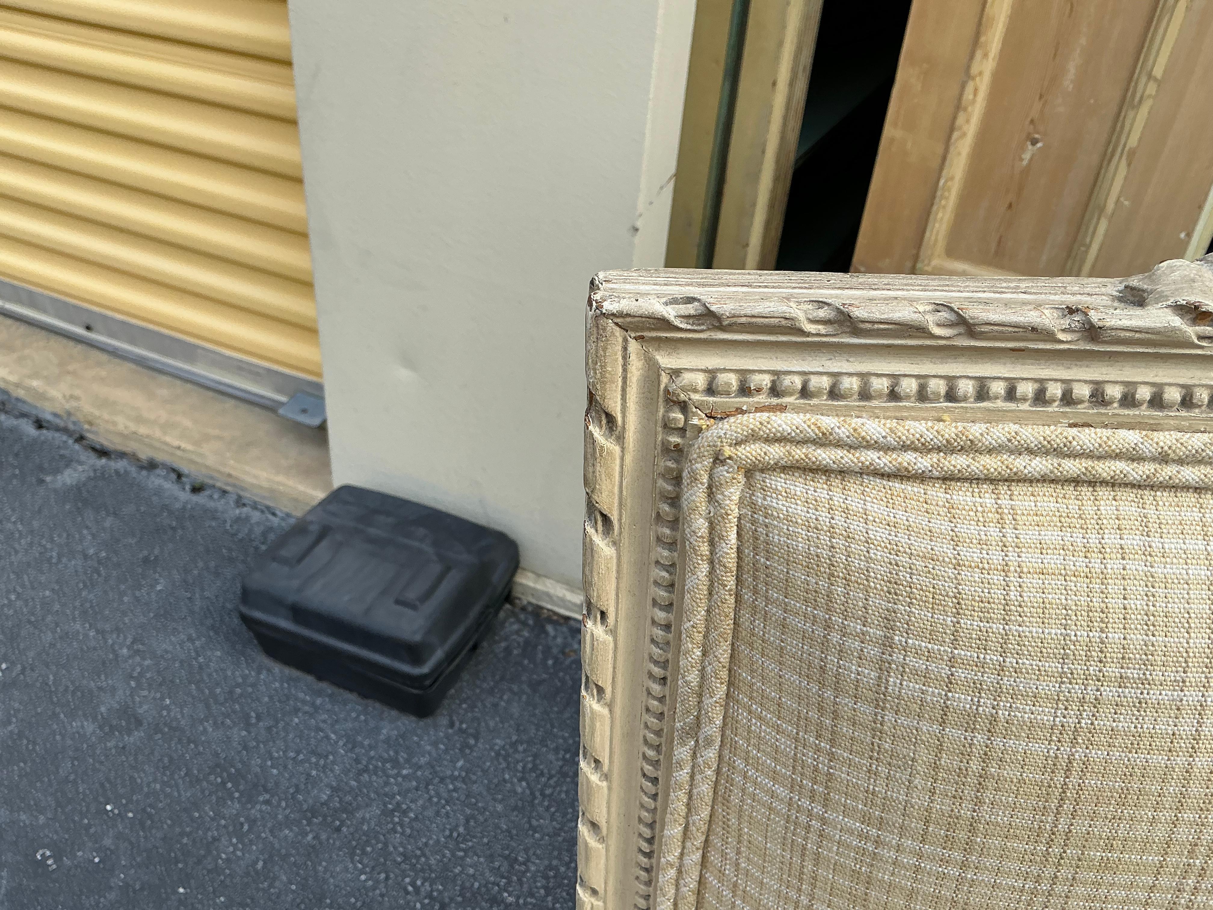 Antique French in legno intagliato stile Luigi XVI con bergere in lino neutro - Coppia in vendita 1