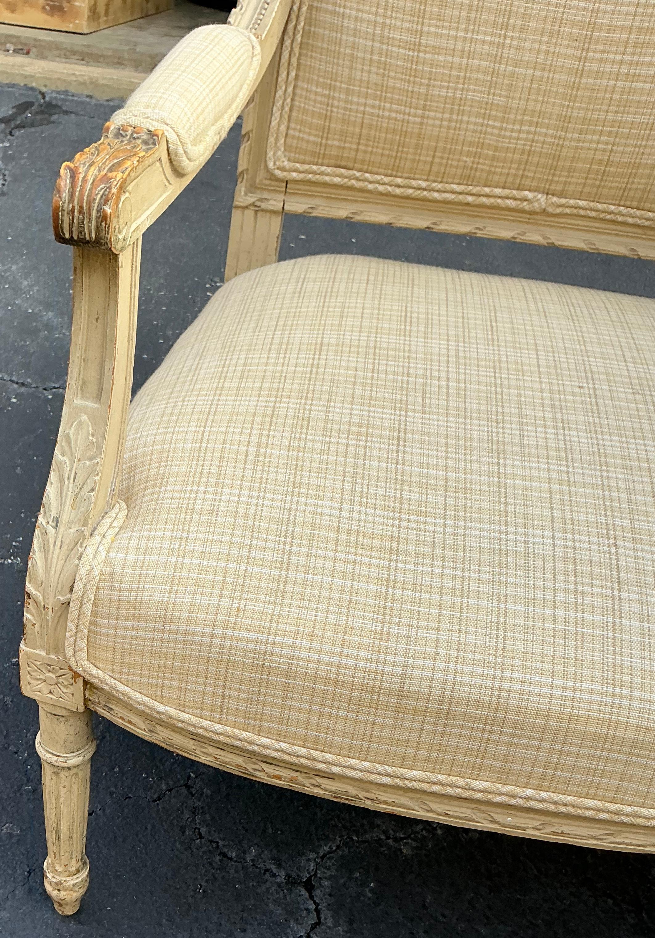 Antique French in legno intagliato stile Luigi XVI con bergere in lino neutro - Coppia in vendita 3