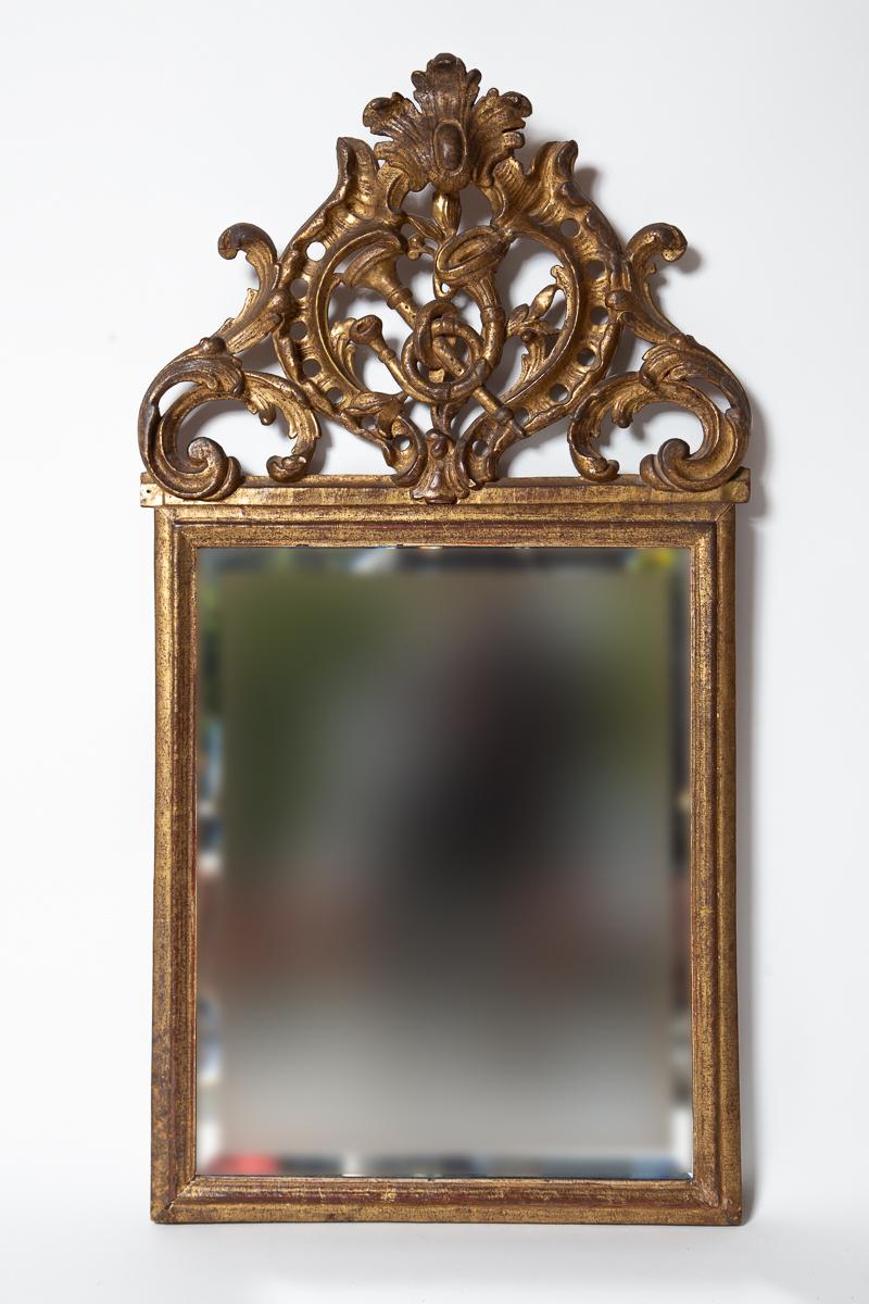 Miroir de mariage ancien en bois doré sculpté, fin du 19ème siècle. Miroir sculpté à la main, présentant des formes feuillagées et musicales. Les miroirs de mariage symbolisaient l'union d'un couple. Merveilleuse patine d'ancienneté.