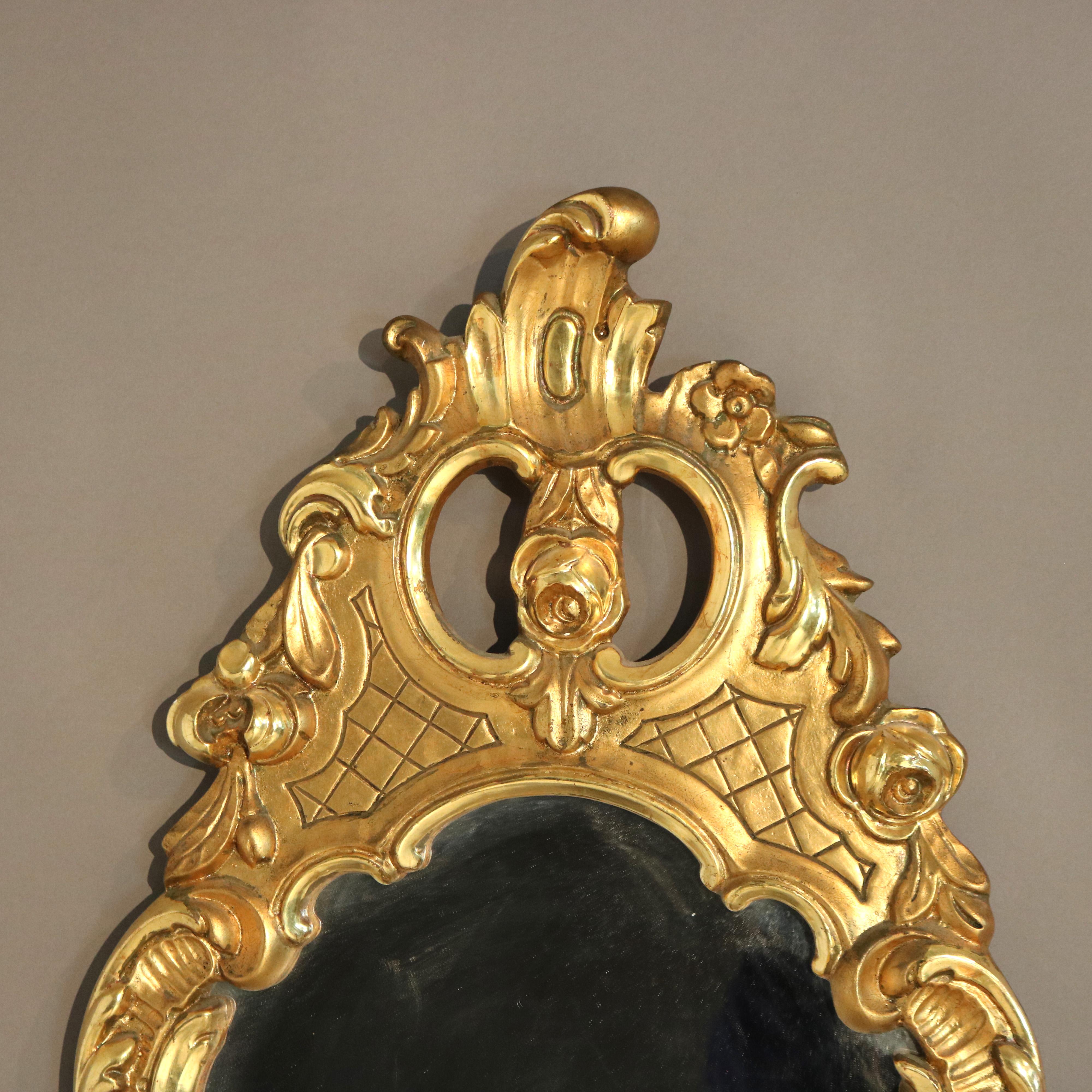 Miroir ancien en bois sculpté et doré, vers 1920.   
43