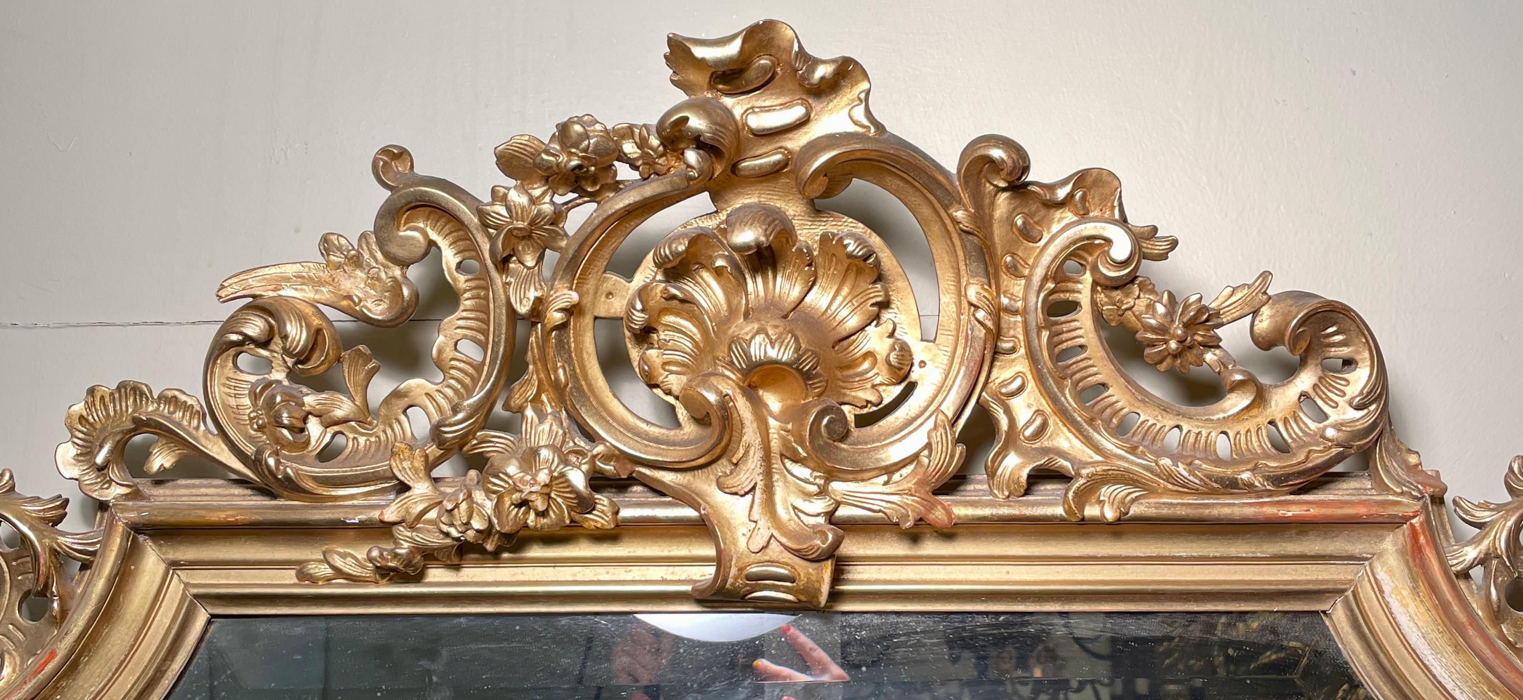 Français Miroir ancien en bois doré sculpté et biseauté, Circa 1860. en vente