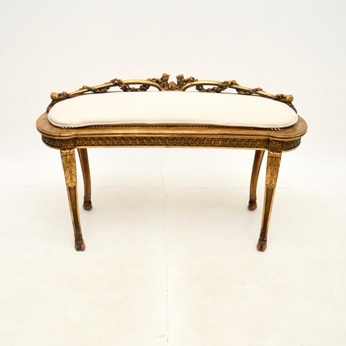 Uno sgabello antico in legno francese intagliato e dorato di altissimo livello. Questo modello è stato realizzato in Francia e risale all'incirca al periodo 1880-1900.

È di qualità straordinaria, con intagli bellissimi e intricati. È una dimensione