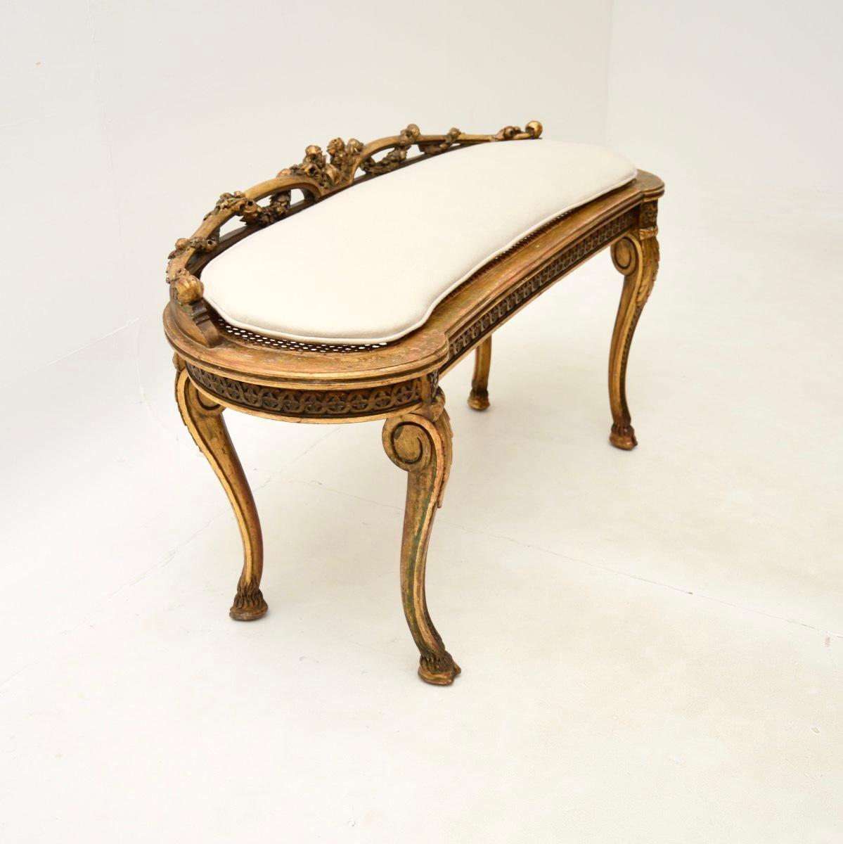 Luigi XIV Sgabello francese antico in legno dorato intagliato in vendita