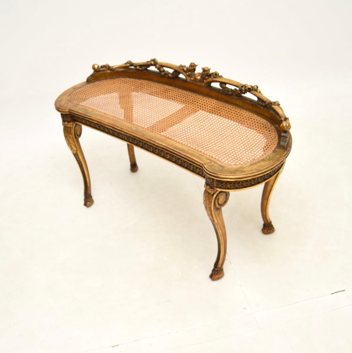 Sgabello francese antico in legno dorato intagliato In condizioni buone in vendita a London, GB