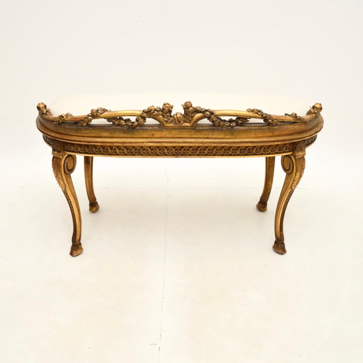 Tessuto Sgabello francese antico in legno dorato intagliato in vendita