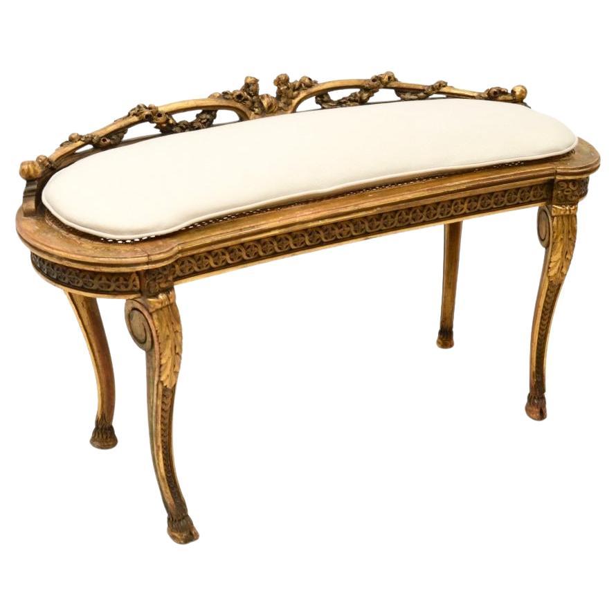 Sgabello francese antico in legno dorato intagliato in vendita