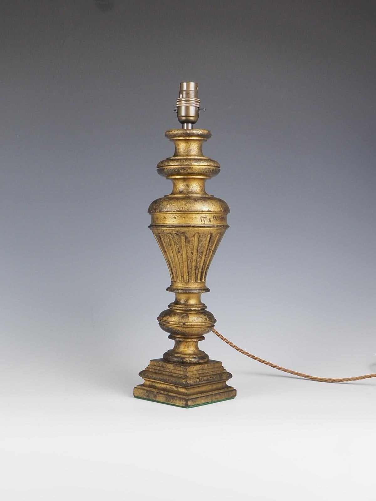 La lampe de table ancienne en bois doré sculpté est un véritable chef-d'œuvre. Fabriquée en France au cours du XIXe siècle, cette lampe témoigne d'un savoir-faire exquis et d'une grande attention aux détails.

Ses tons chauds et dorés et ses