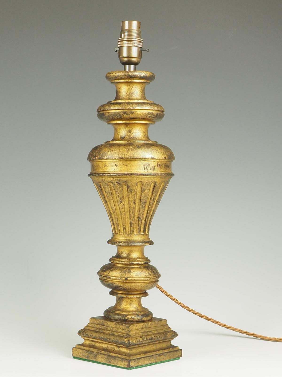 XIXe siècle Ancienne lampe de table en bois doré sculpté français en vente