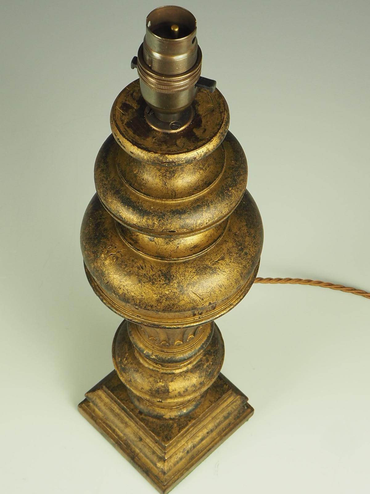 Bois doré Ancienne lampe de table en bois doré sculpté français en vente