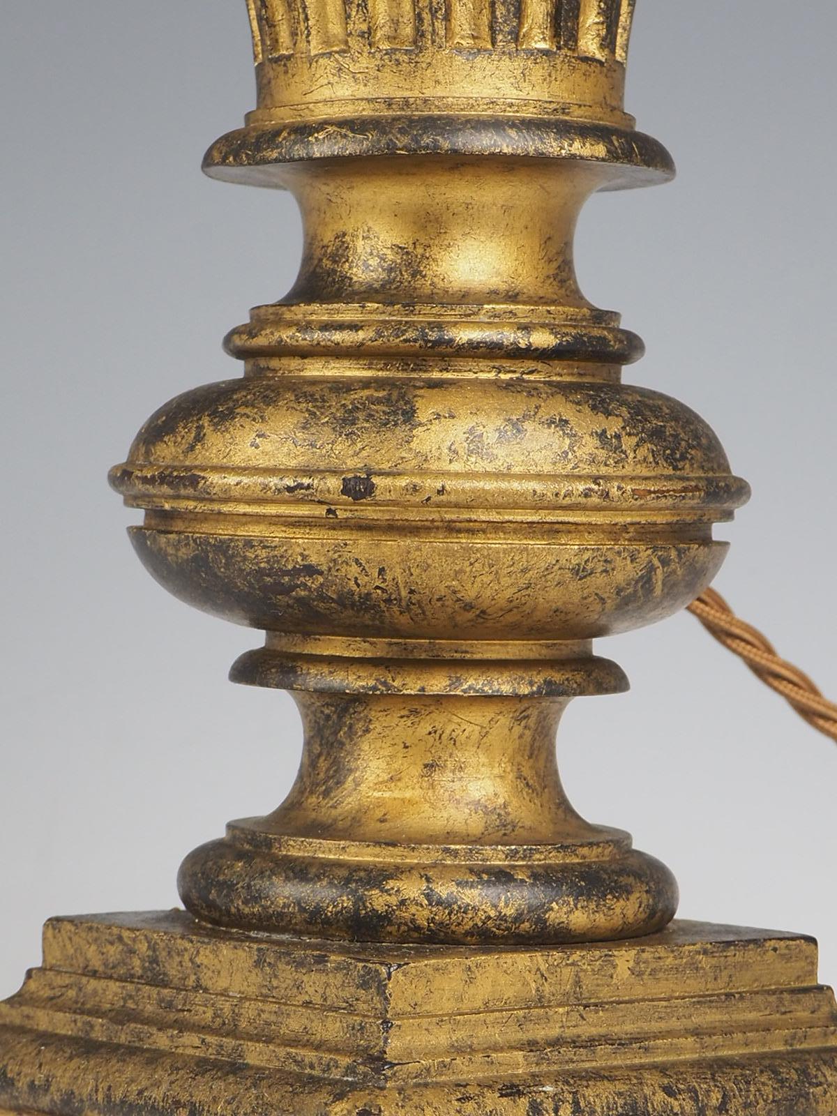 Ancienne lampe de table en bois doré sculpté français en vente 1