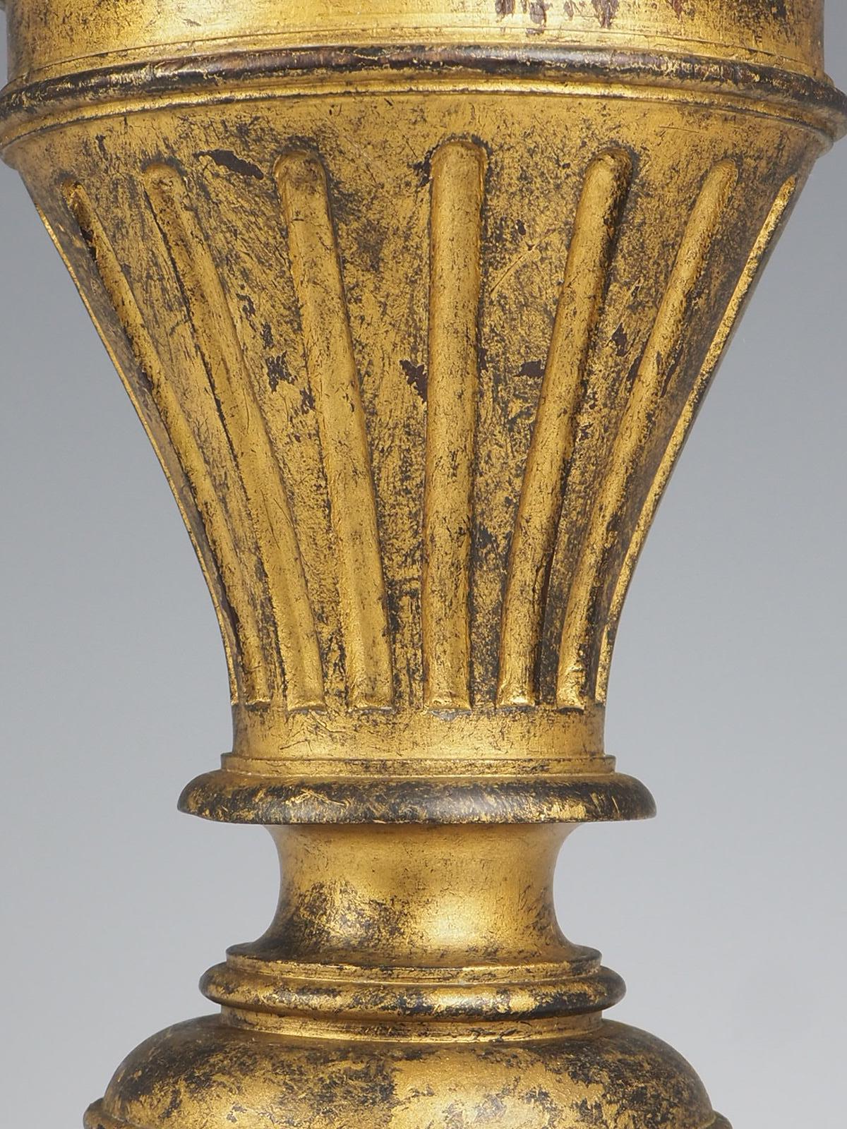 Ancienne lampe de table en bois doré sculpté français en vente 2