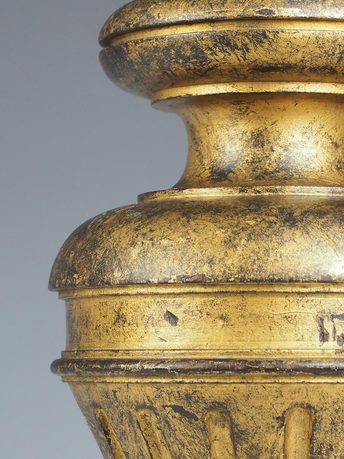 Ancienne lampe de table en bois doré sculpté français en vente 3