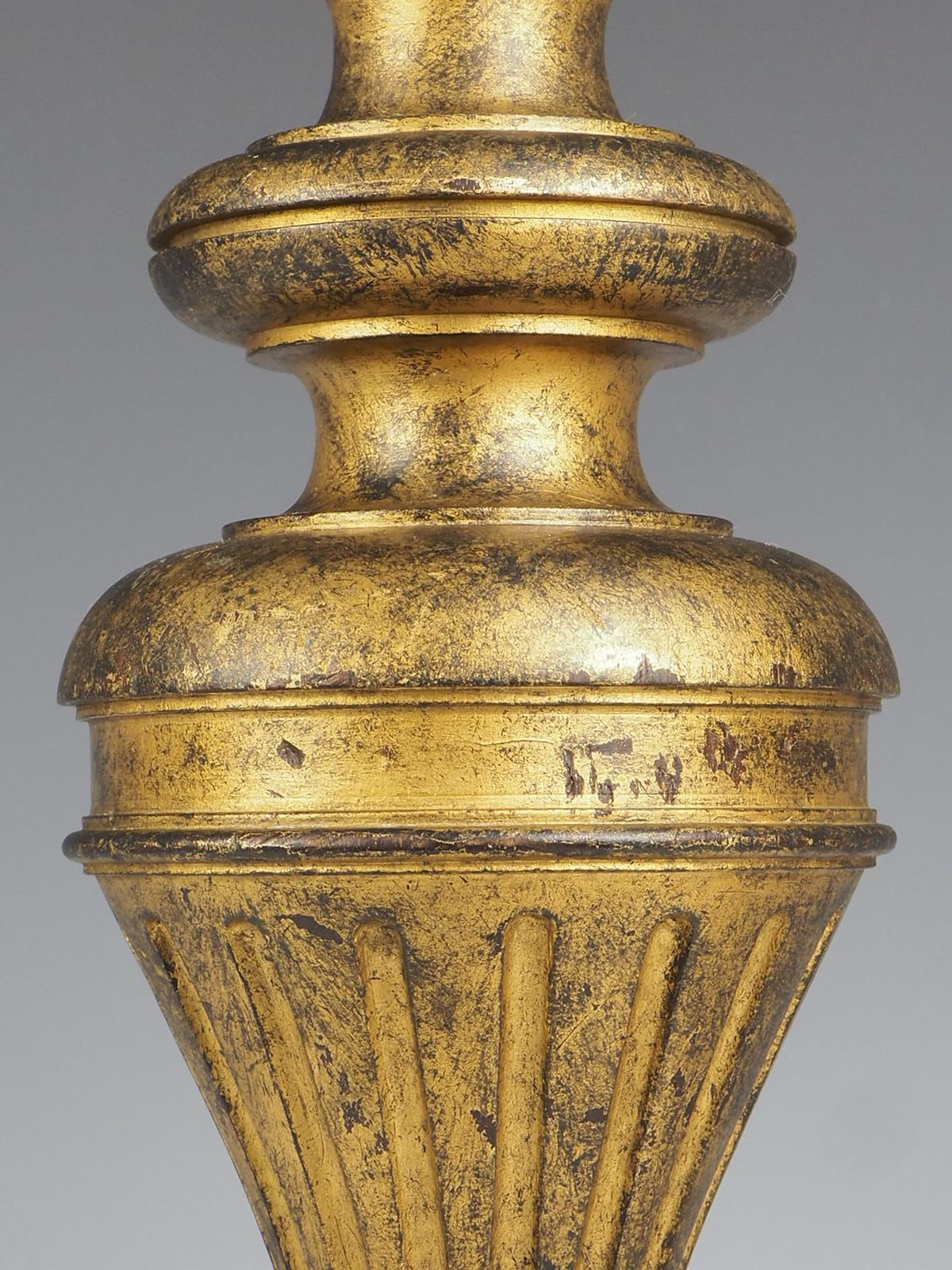 Ancienne lampe de table en bois doré sculpté français en vente 4